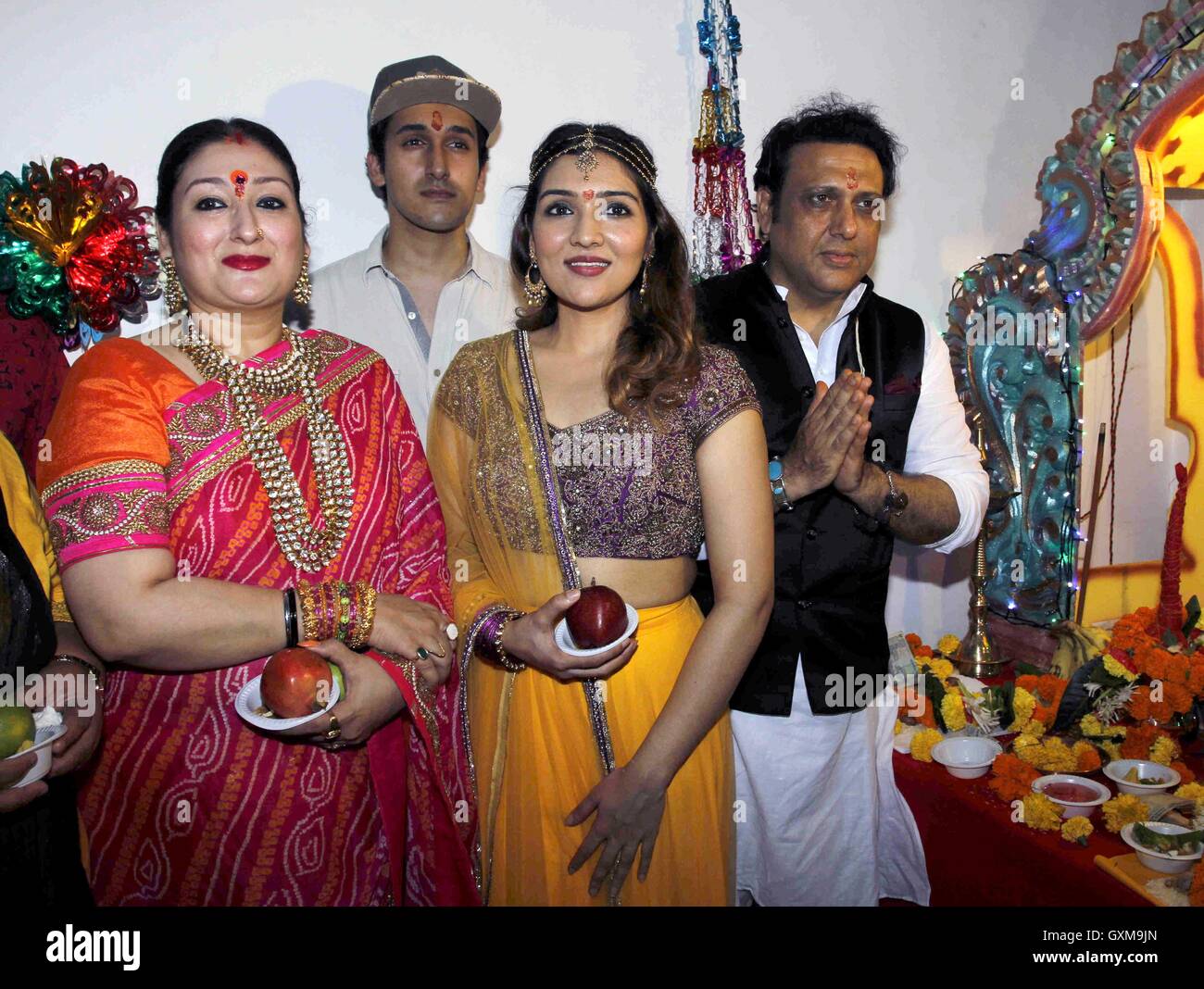Bollywood-Schauspieler Govinda Sunita Ahuja, Tochter Tina Ahuja und Sohn Yashvardan Ahuja Ganesh Chaturthi feiern Mumbai Stockfoto