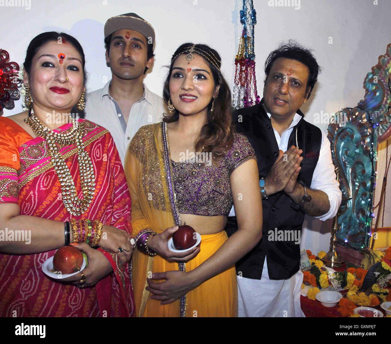 Bollywood-Schauspieler Govinda Sunita Ahuja, Tochter Tina Ahuja und Sohn Yashvardan Ahuja Ganesh Chaturthi feiern Mumbai Stockfoto