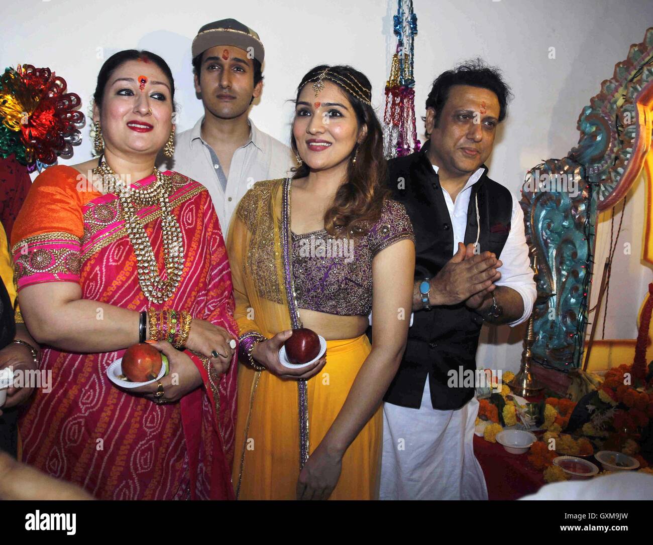Bollywood-Schauspieler Govinda Sunita Ahuja, Tochter Tina Ahuja und Sohn Yashvardan Ahuja Ganesh Chaturthi feiern Mumbai Stockfoto