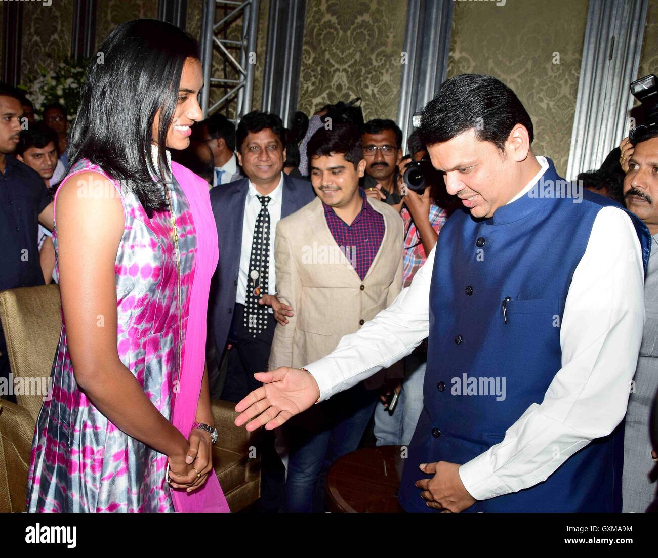 Maharashtra Hauptminister Devendra Fadnavis grüßt indische Badminton Spieler Rio Olympia Silber Medallist P V Sindhu Mumbai Stockfoto