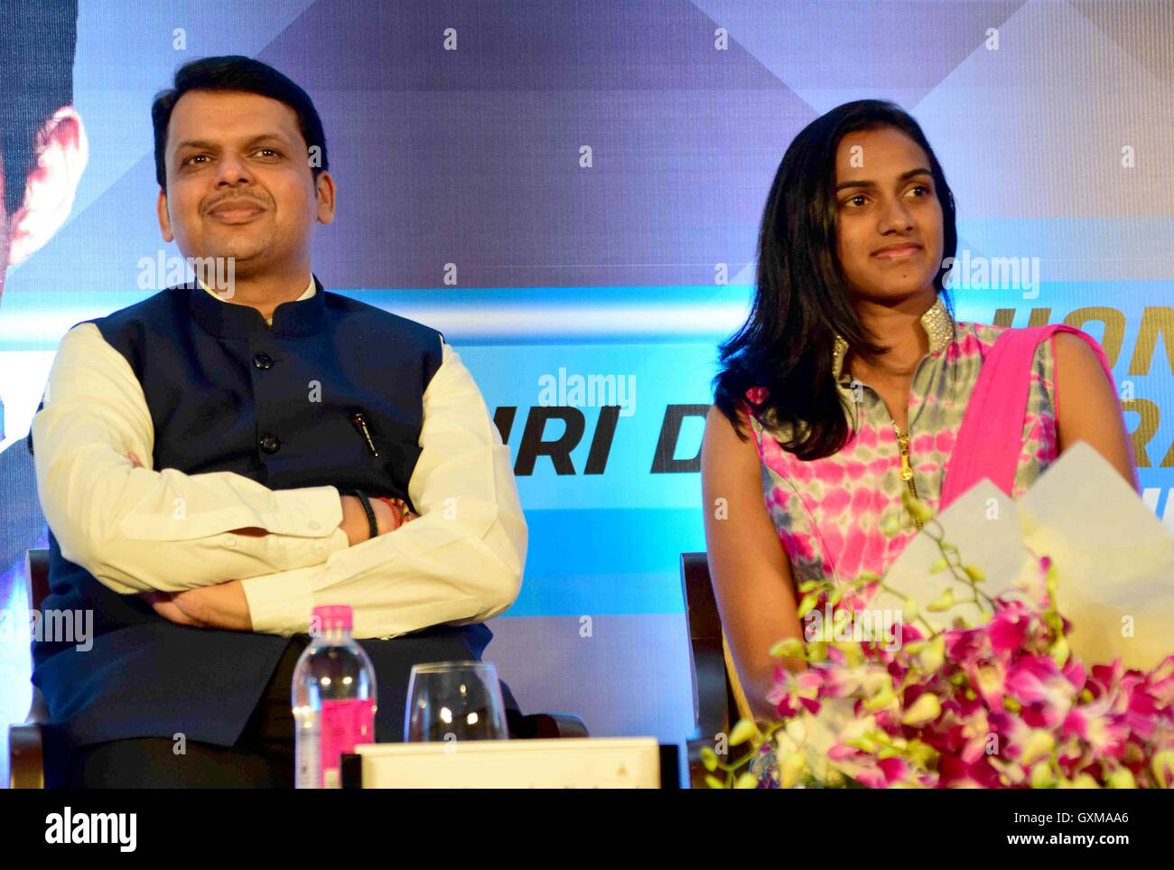Indische Badmintonspielerin und Rio Olympischen Silbermedaille P V Sindhu Hauptminister Devendra Fadnavis Glückwünsche Mumbai Stockfoto