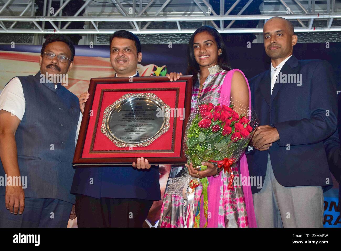 Chief Minister Devendra Fadnavis Vinod Tawde Badmintonspieler Rio Olympia-Silbermedaillengewinner P V Sindhu Trainer P Gopichand Mumbai Stockfoto