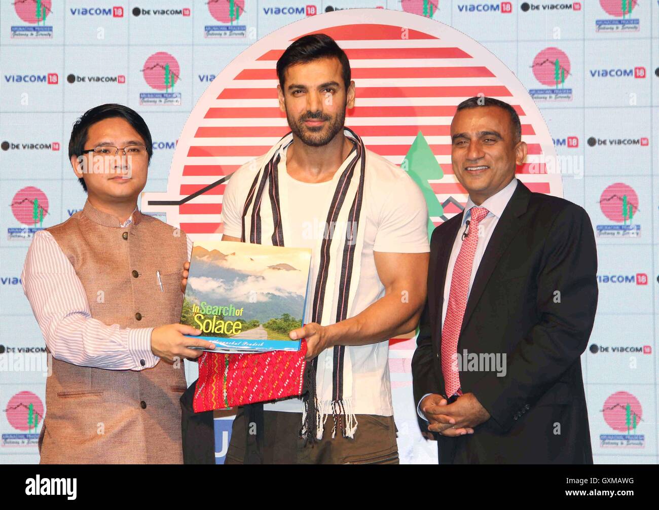 Dr. Joram Beda Tourismus Sekretär Arunachal Pradesh Bollywood-Schauspieler John Abraham Sudhanshu Bottiche CEO Viacom18 Mumbai Stockfoto