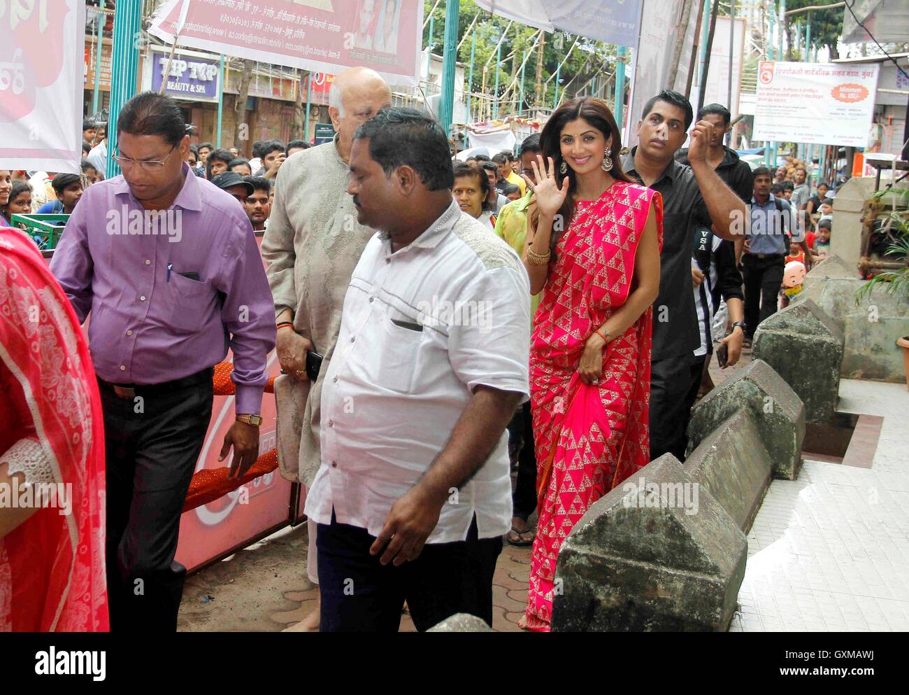Bollywood Schauspieler Shilpa Shetty Eltern besuchen Chinchpoklicha Chintamani um Gebete anlässlich des Ganesh Festival Mumbai bieten Stockfoto