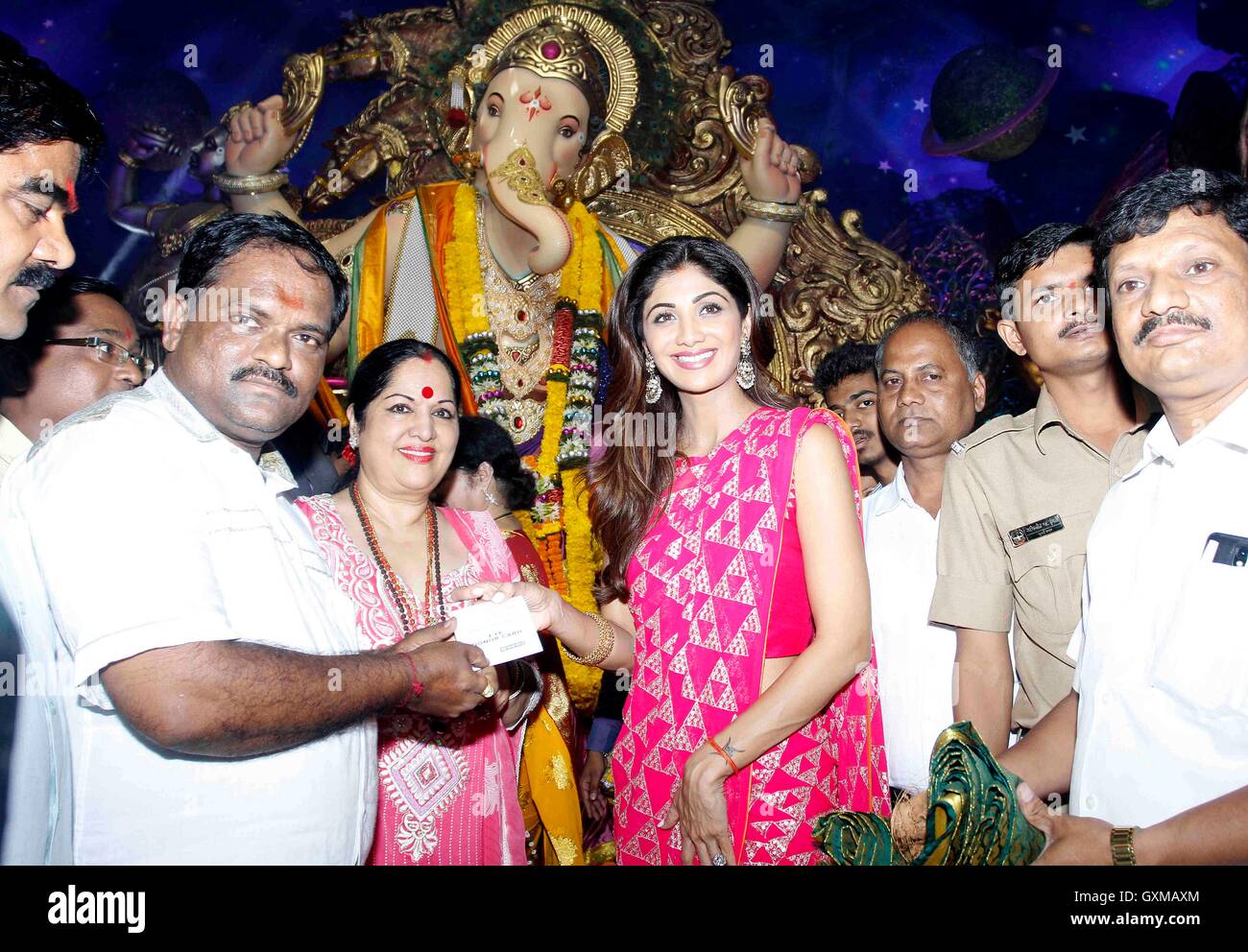 Bollywood-Schauspieler Shilpa Shetty Eltern Besuch Chinchpoklicha Chintamani, Gebete Anlass Ganesh Festival Mumbai anzubieten Stockfoto