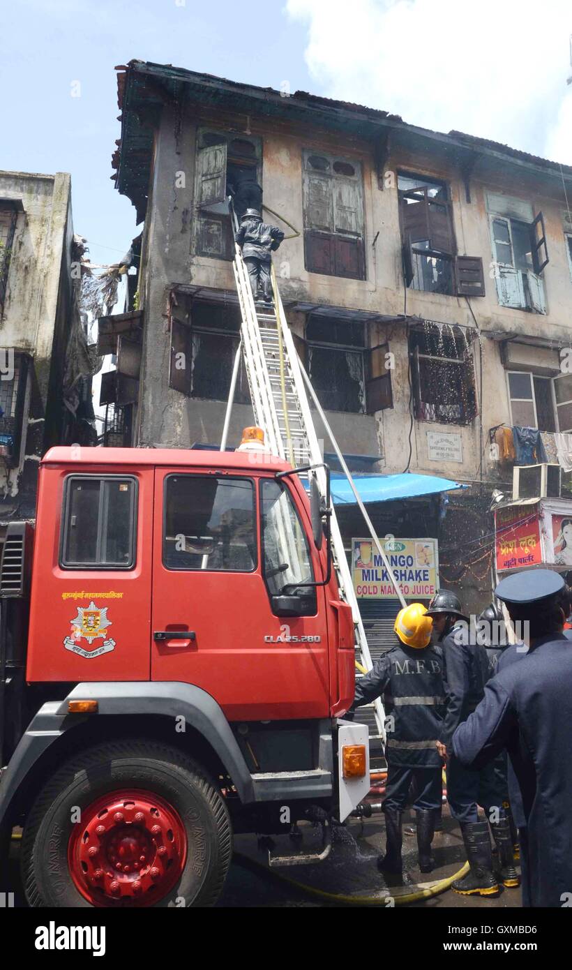 Feuerwehrmann tritt in zweiten Stock Bandookwala Gebäude Matarpakadi Straße Mazgaon die Mumbai in geraten Brand Stockfoto