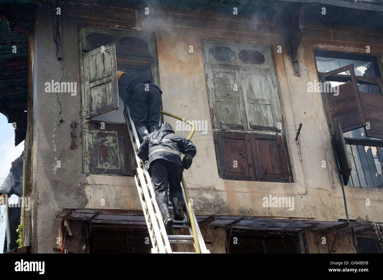 Ein Feuerwehrmann tritt in der zweiten Etage der Bandookwala Gebäude an der Matarpakadi Road, Mazgaon, die Feuer gefangen in Mumbai Stockfoto