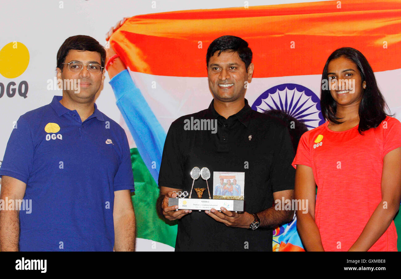 Indische Schach Viswanathan Anand Badminton Spieler P V Sindhu Physio Kiran Challagundla Glückwünsche Funktion OGQ Mumbai Stockfoto