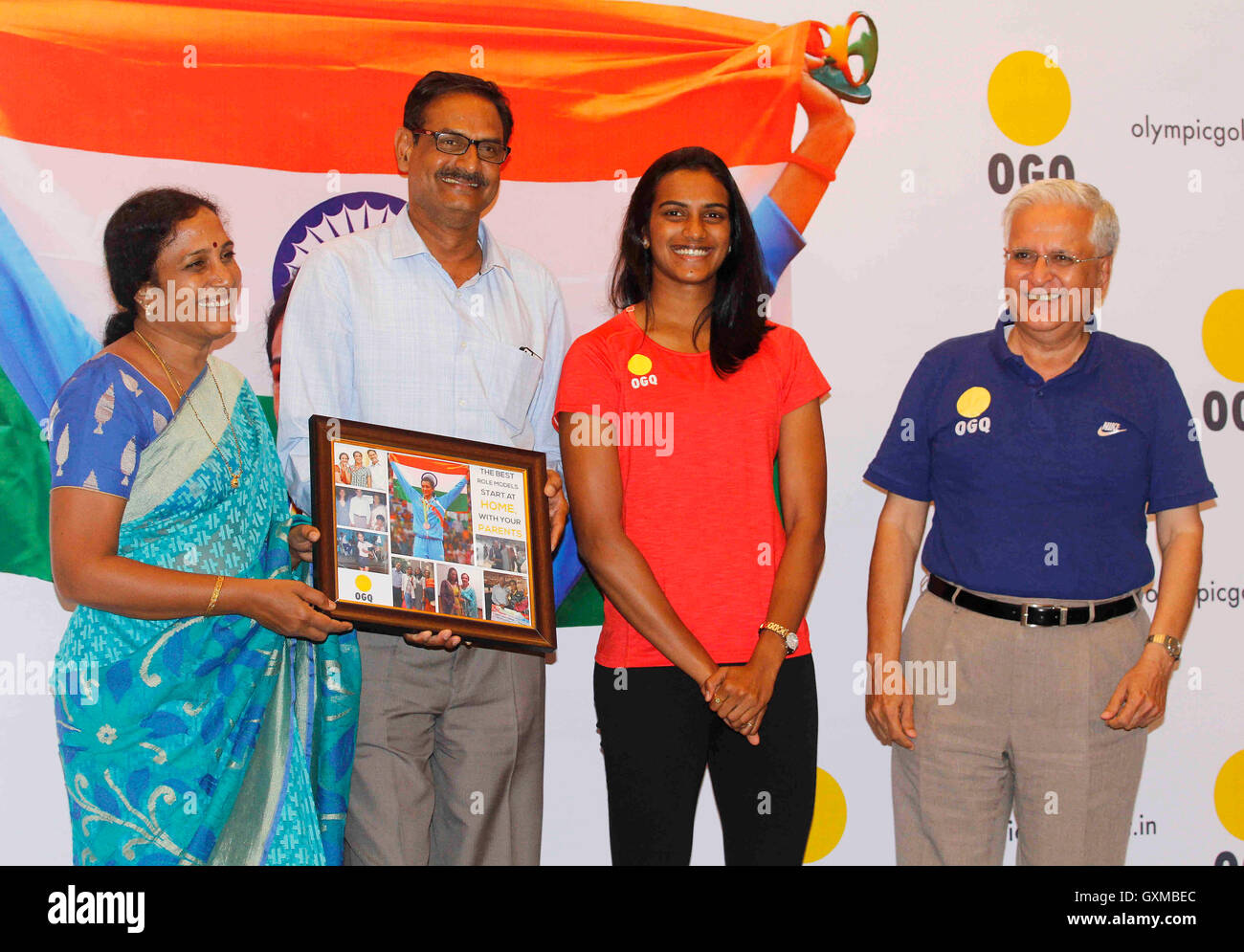 Der indische Badmintonspieler Silbermedaillengewinnerin P V Sindhu Eltern PV Ramana P Vijaya felicitation Funktion organisierte OGQ Mumbai Maharashtra Indien Stockfoto