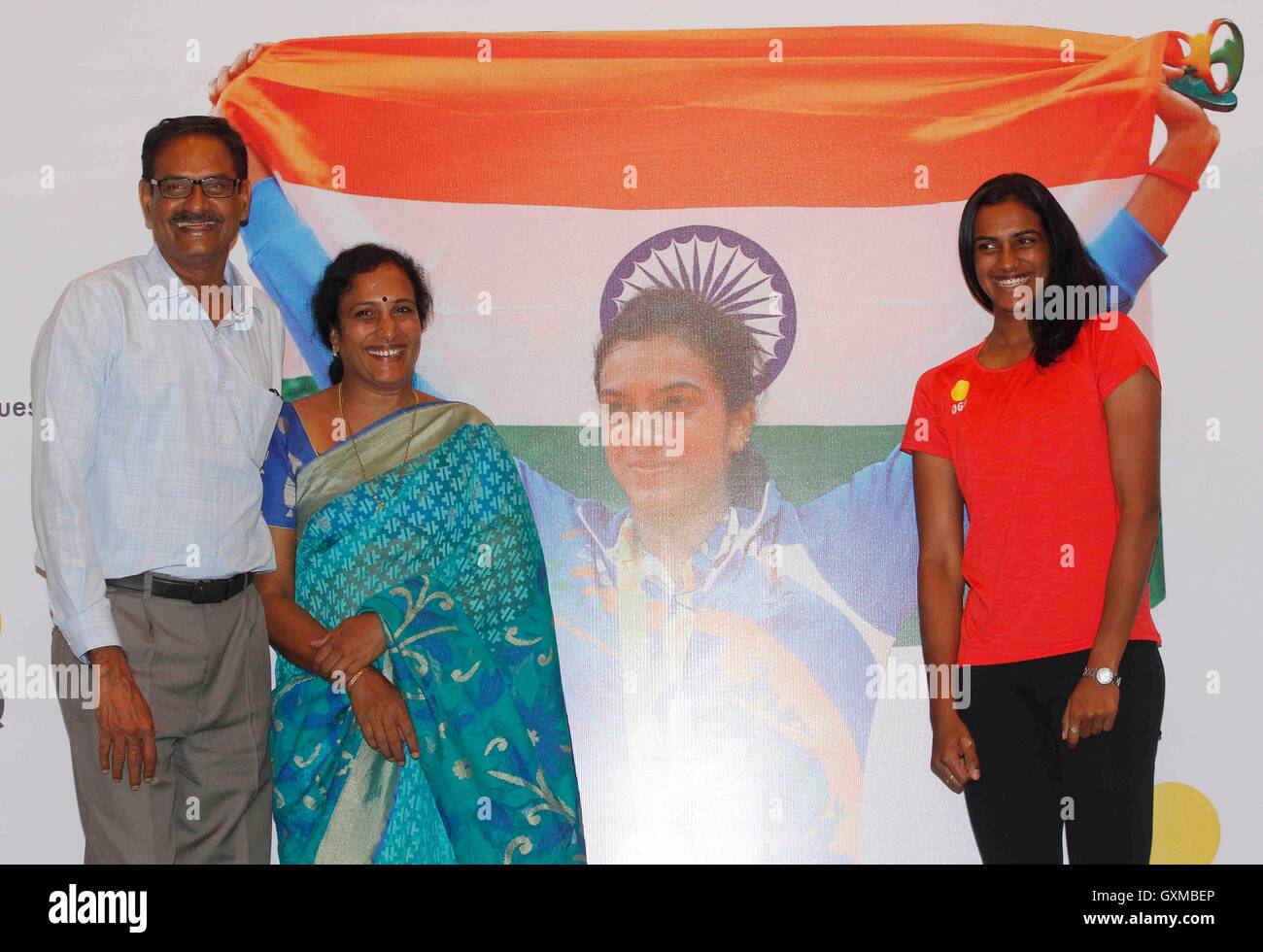 Indischer Badmintonspieler Silbermedaillengewinnerin P V Sindhu Eltern PV Ramana P Vijaya felicitation Funktion organisiert OGQ Bombay Mumbai Maharashtra Indien Asien Indischer Asian Stockfoto