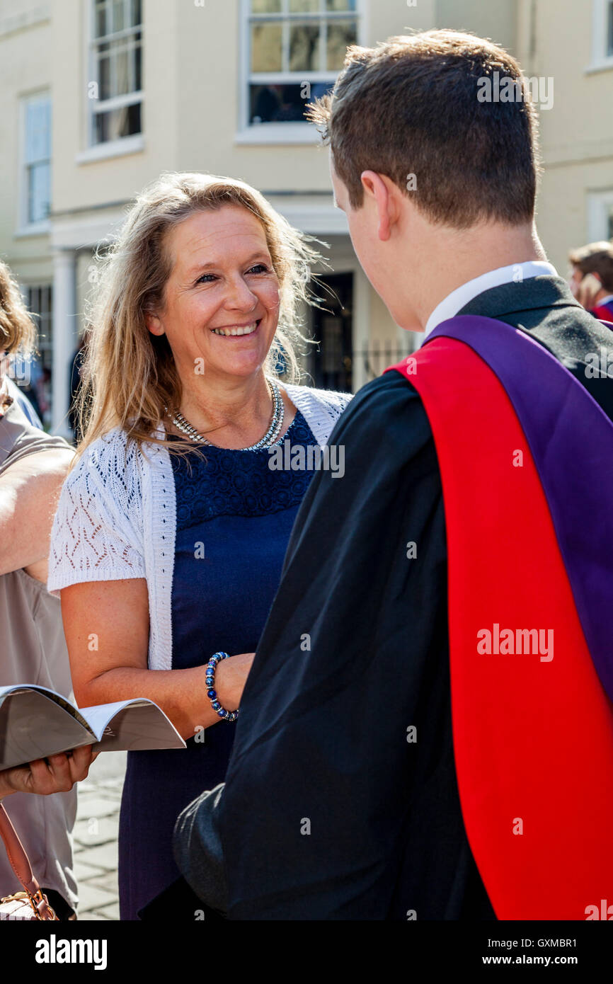 Stolze Mutter mit ihrem Diplom Sohn an einer Universität Graduierung Zeremonie, die Kathedrale von Canterbury, Canterbury, Kent, UK Stockfoto