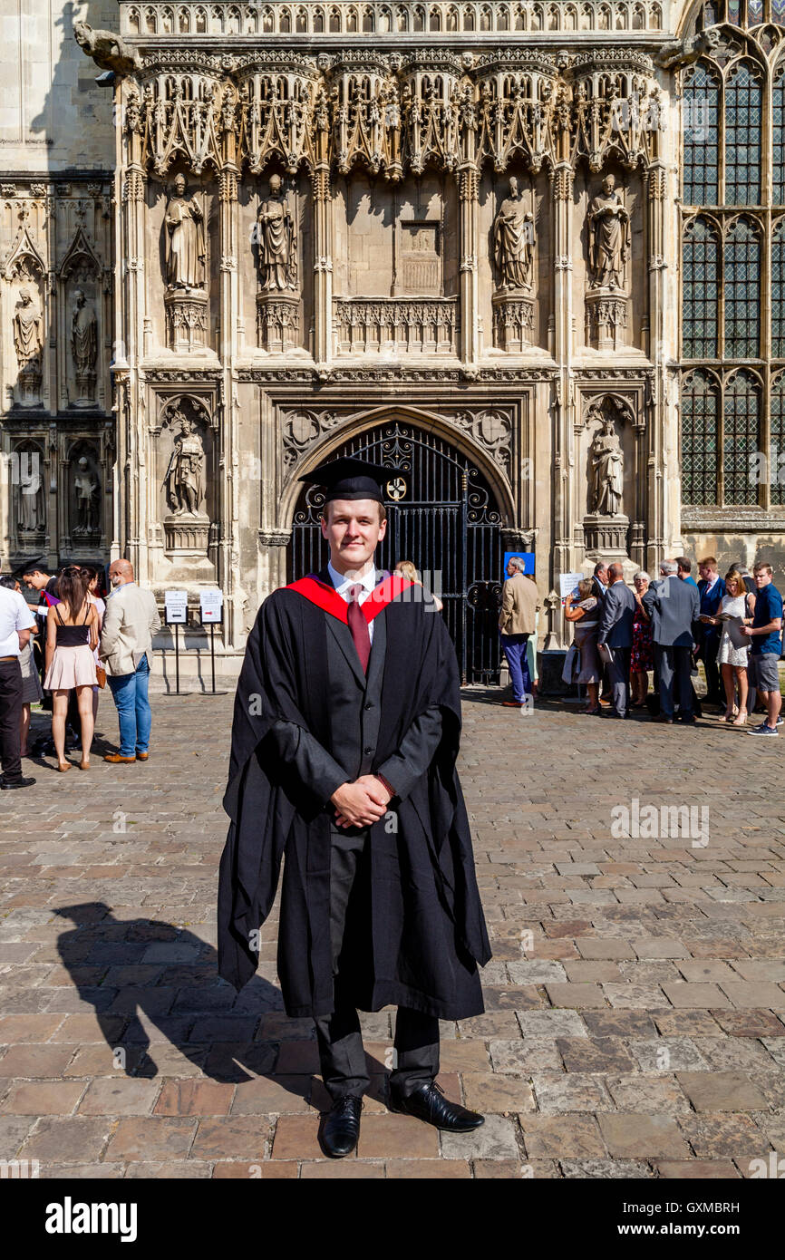 Eine Studentin posiert für ein Foto auf seiner Abschlussfeier an der Kathedrale von Canterbury Kent, UK Stockfoto