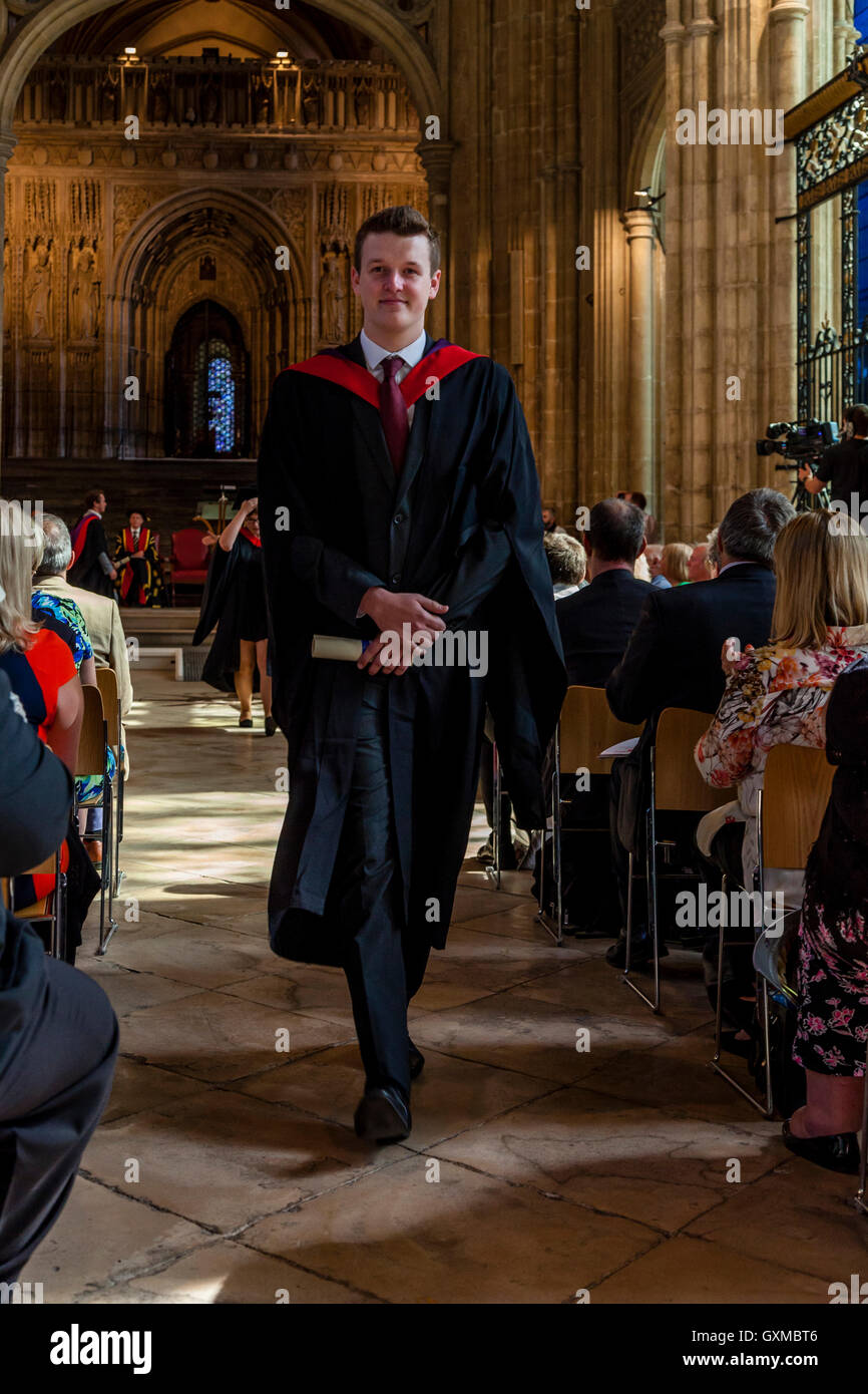 Ein Absolvent der Universität von Canterbury Christ Church University sammelt seine Auszeichnung bei seiner Abschlussfeier, Canterbury, UK Stockfoto