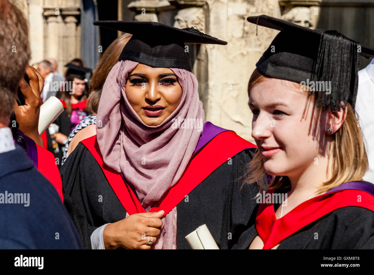 Hochschulabsolventen aus Canterbury Christ Church University bei ihrer Graduierung Zeremonie, die Kathedrale von Canterbury, Canterbury, UK Stockfoto