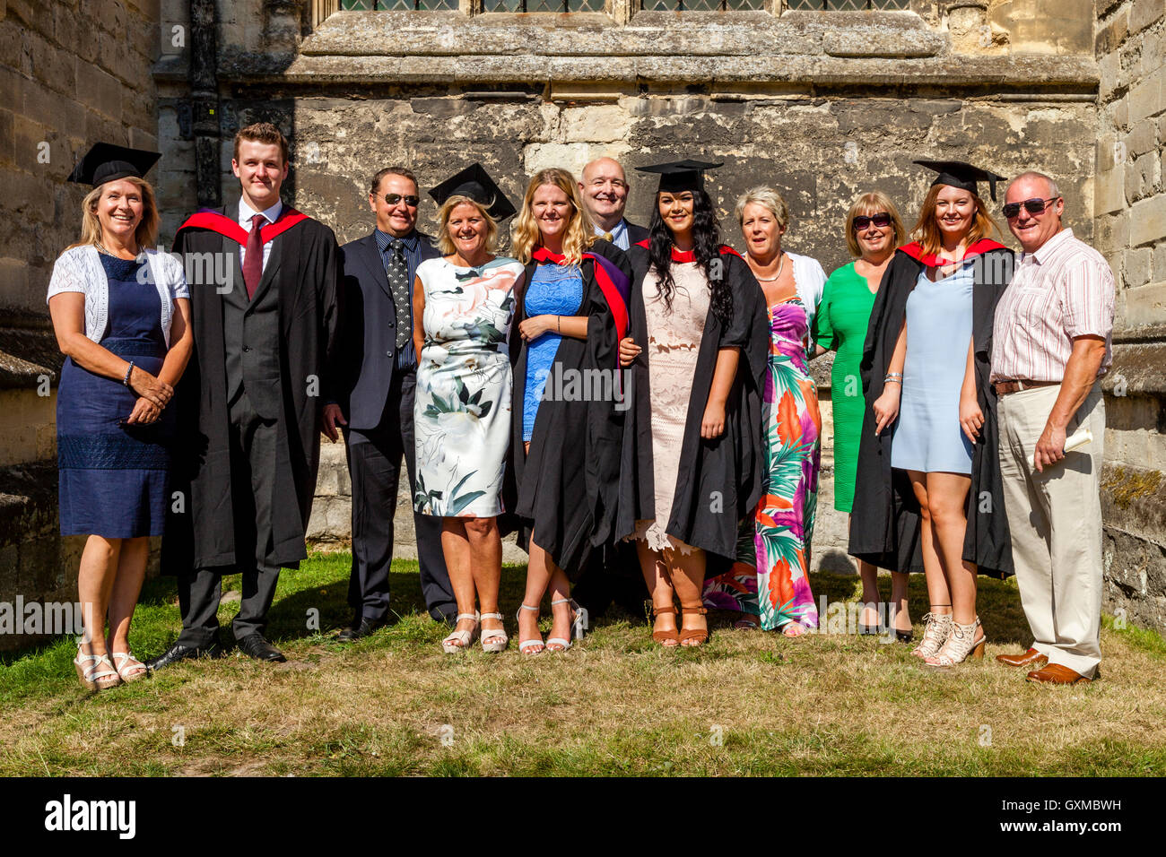 Dem Abschluss Schülern und ihren Familien bei der Canterbury Christ Church University Graduierung Zeremonie, Canterbury, Kent, UK Stockfoto