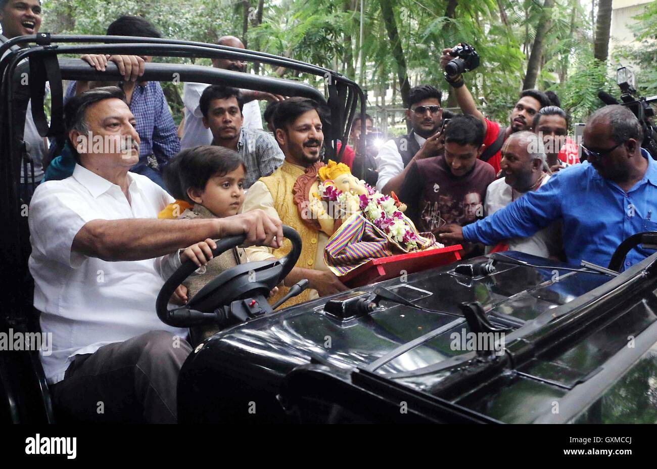 Bollywood-Schauspieler Vivek Oberoi Suresh Oberoi Vivaan Veer Oberoi beteiligt sich Prozession für die Immersion Lord Ganesh Mumbai Stockfoto