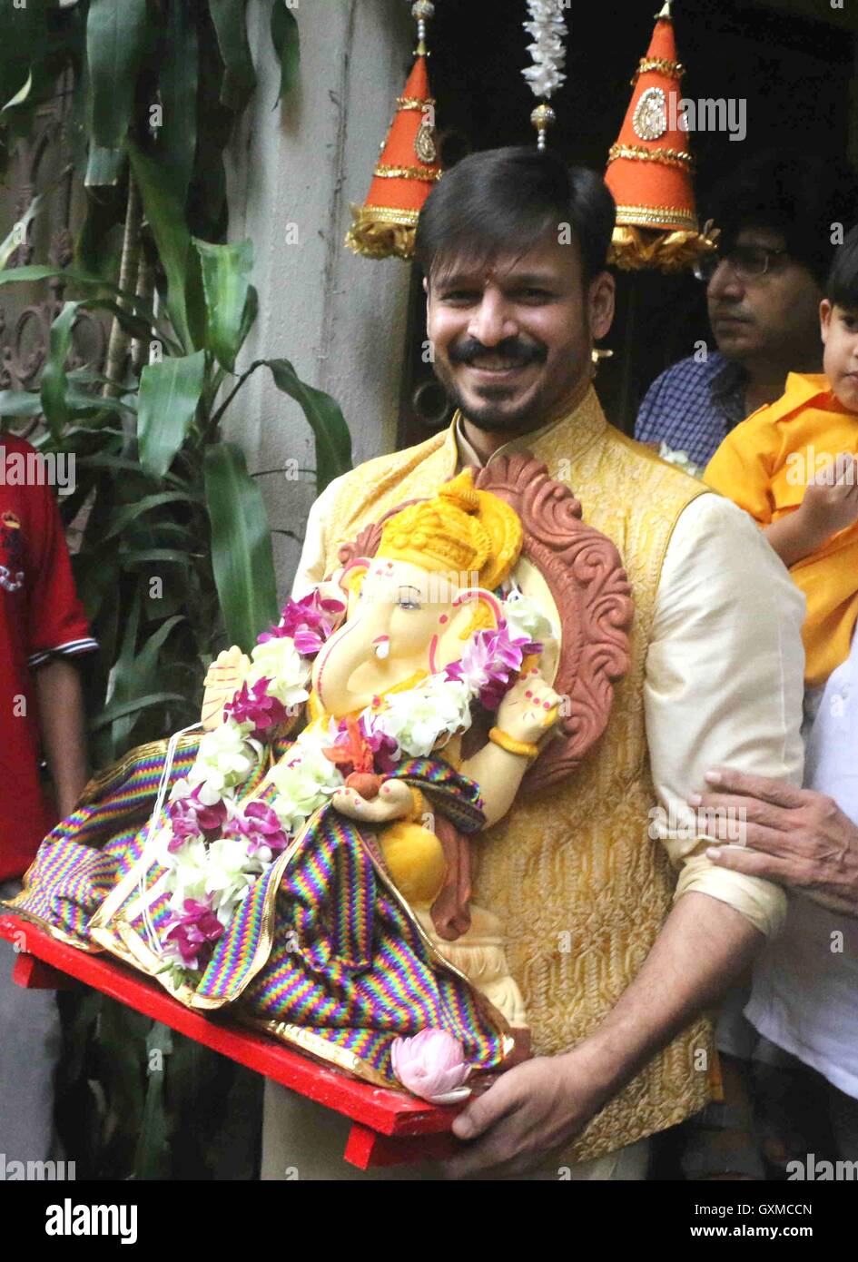 Bollywood-Schauspieler Vivek Oberoi beteiligt sich an einer Prozession für die Immersion Idol Hindugott Lord Ganesh Mumbai Stockfoto