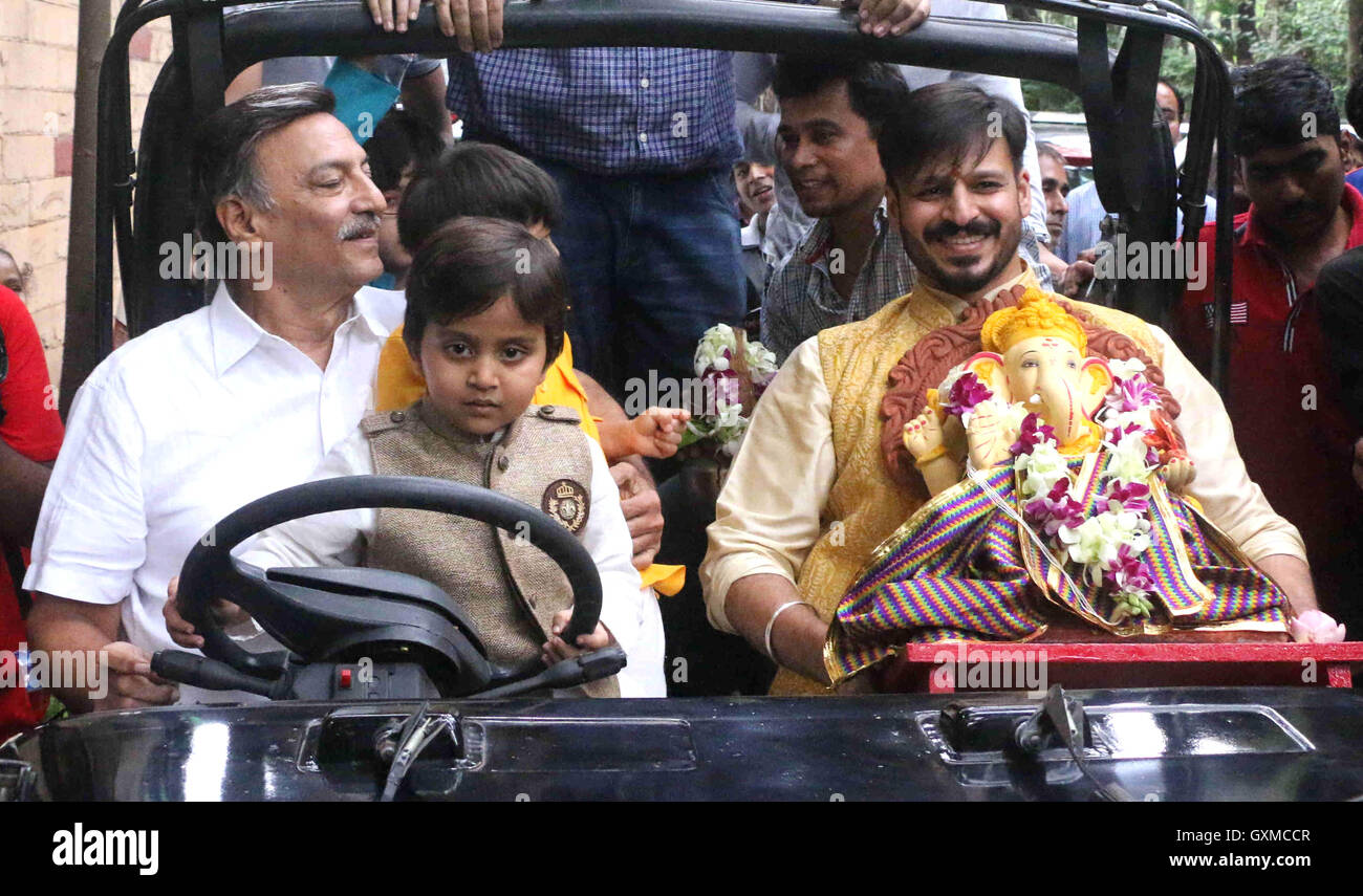 Bollywood Schauspieler Vivek Oberoi Suresh Oberoi SonVivaan Veer Oberoi beteiligt sich Prozession eintauchen Idol Gott Lord Ganesh Mumbai Stockfoto