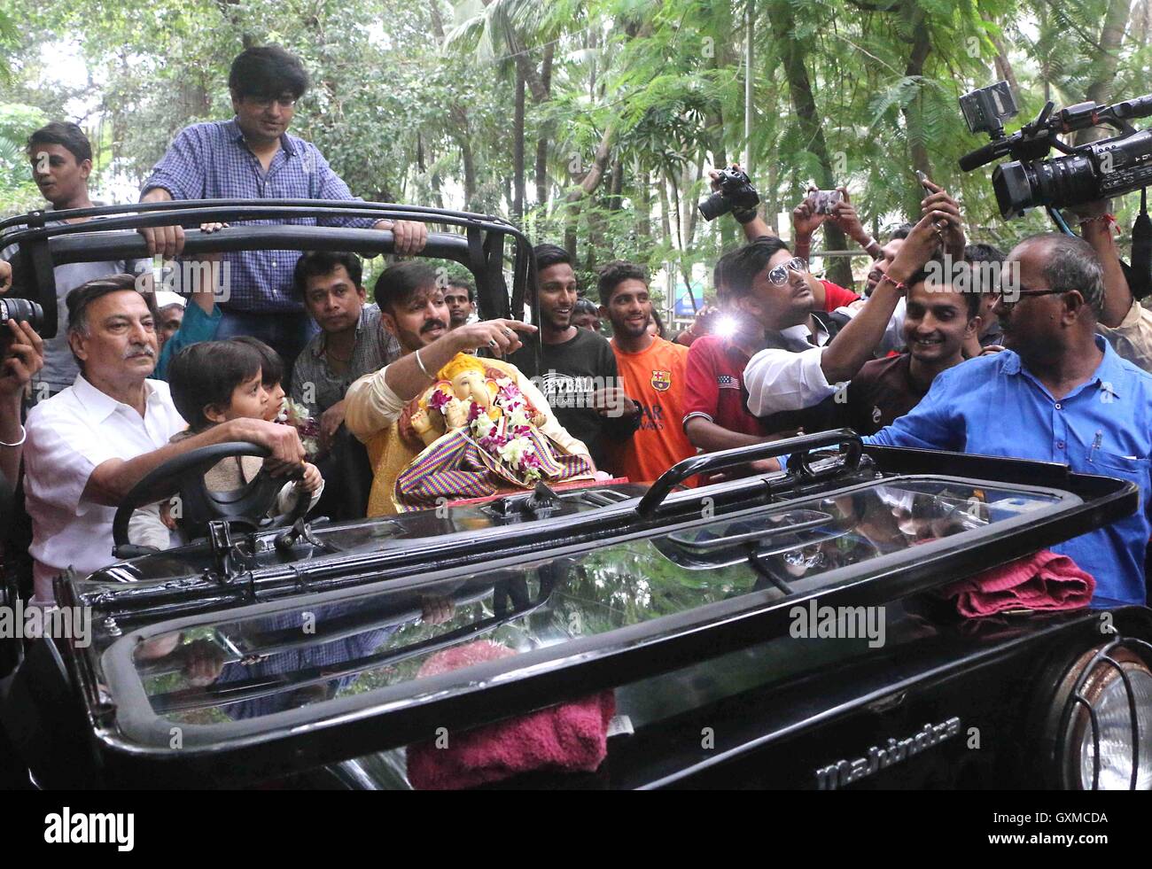 Bollywood-Schauspieler Vivek Oberoi Suresh Oberoi Vivaan Veer Oberoi beteiligt sich Prozession Eintauchen eines Idols Lord Ganesh Mumbai Stockfoto