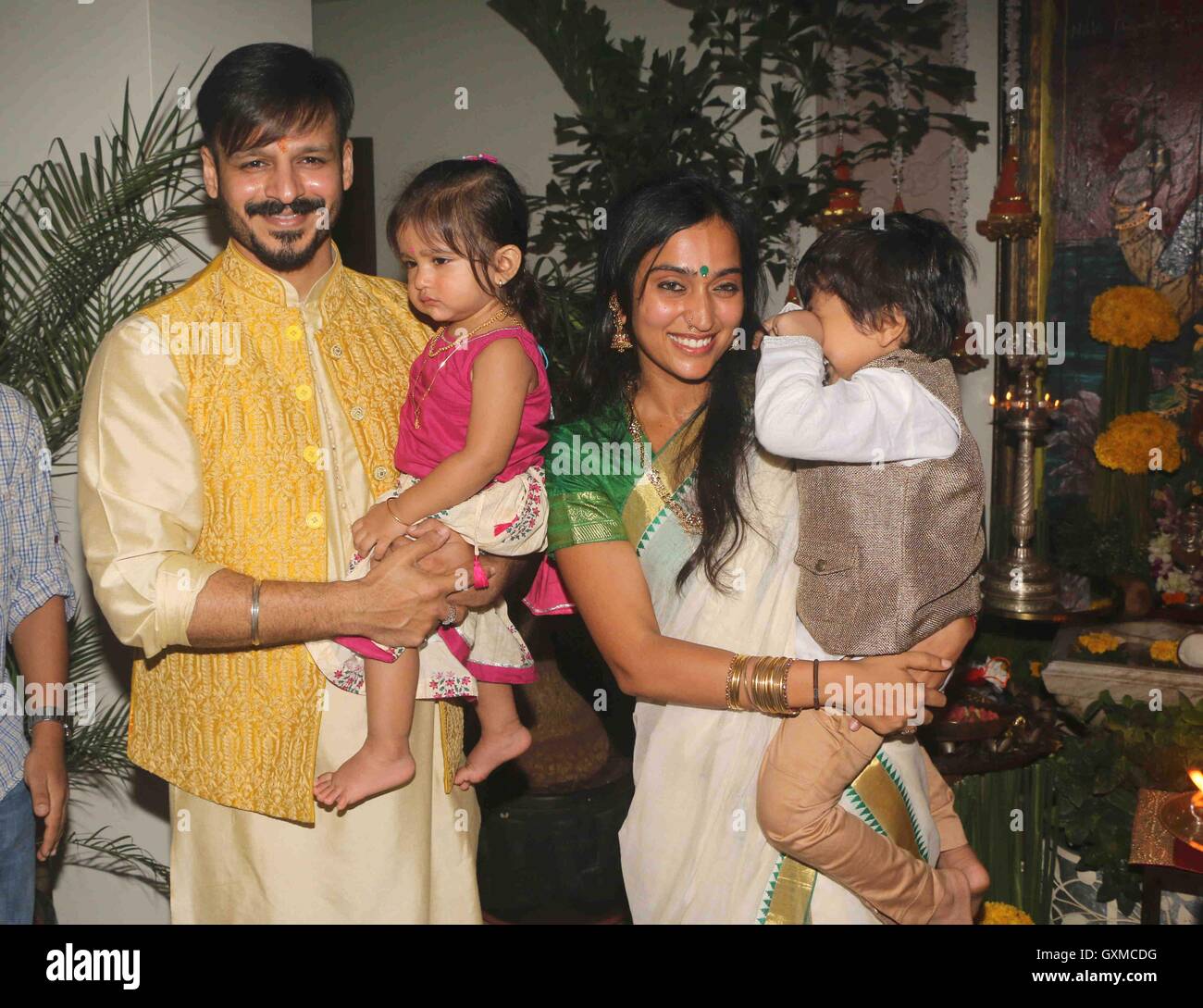 Bollywood-Schauspieler Vivek Oberoi Priyanka Alva Oberoi Kinder Vivaan Veer Oberoi Ameyaa Nirvana Oberoi eintauchen Ganesh Mumbai Stockfoto