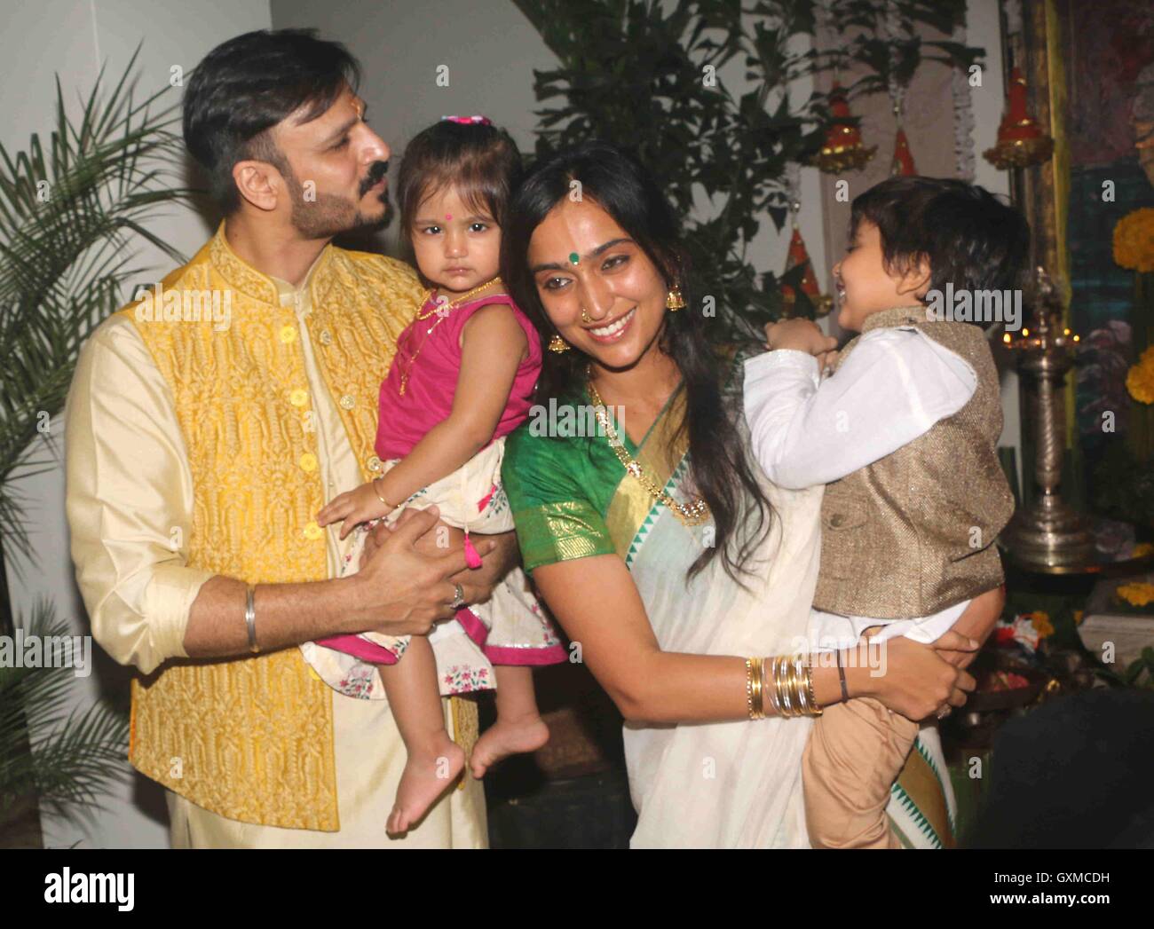 Bollywood-Schauspieler Vivek Oberoi Priyanka Alva Oberoi Kinder Vivaan Veer Oberoi Ameyaa Nirvana Oberoi eintauchen Ganesh Mumbai Stockfoto