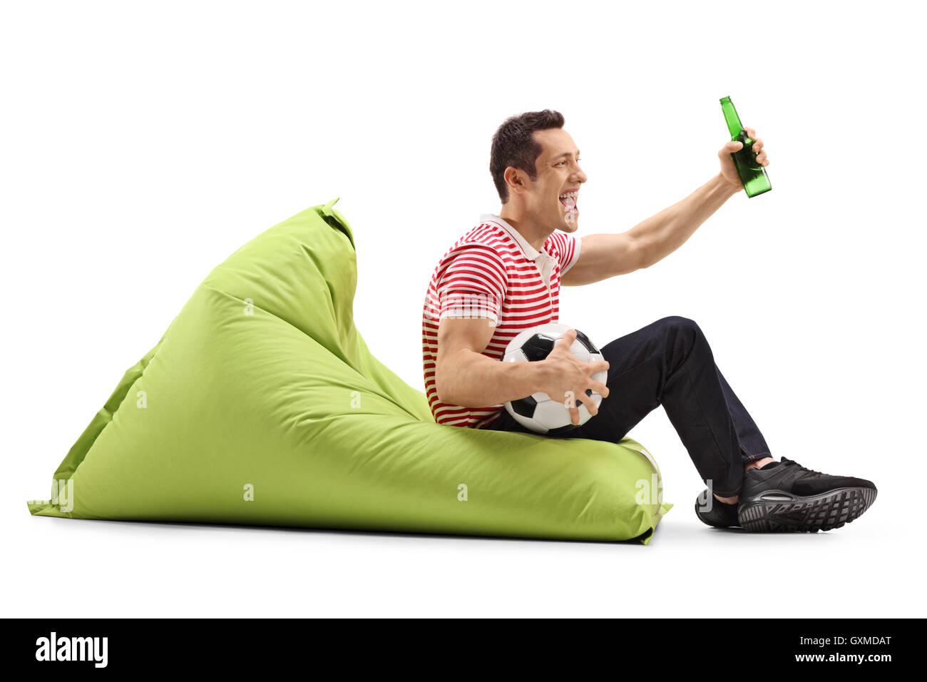Junger Mann, gerade ein Fußballspiel und einem Bier isoliert auf weißem Hintergrund Stockfoto