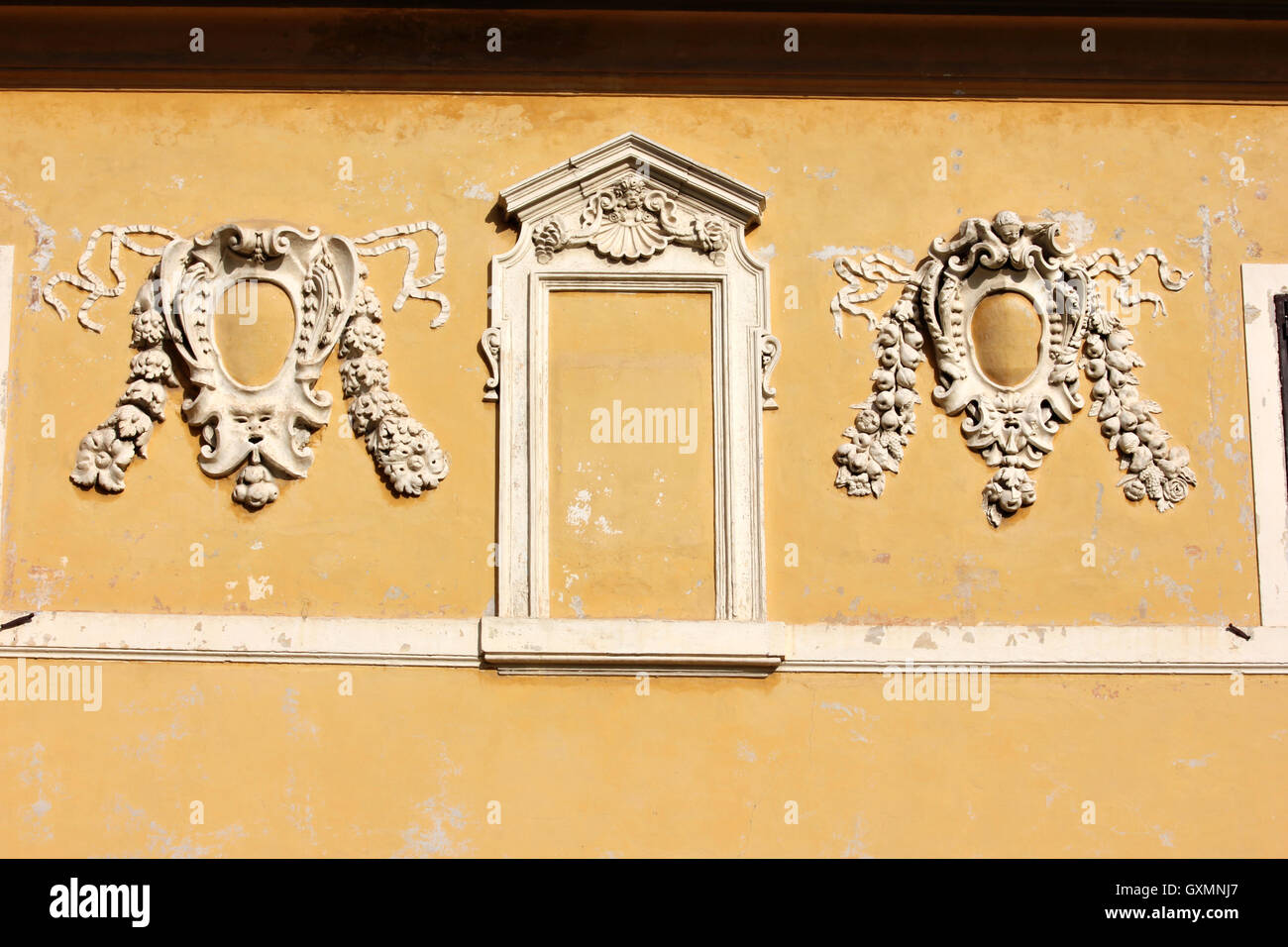 Wunderschöne Stuckverzierungen an der gelben wand, Tivoli, Italien Stockfoto