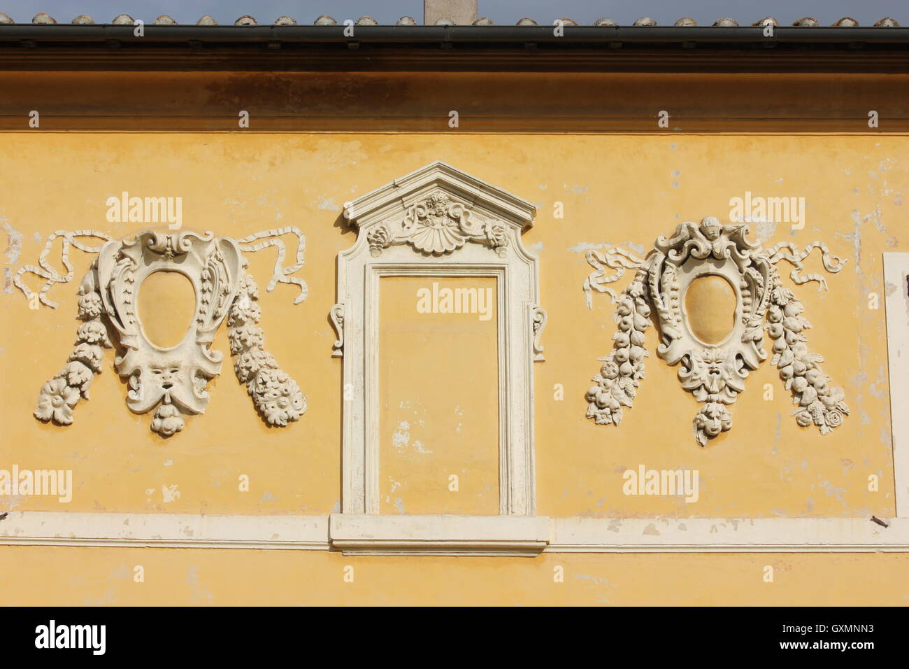 Wunderschöne Stuckverzierungen an der gelben wand, Tivoli, Italien Stockfoto