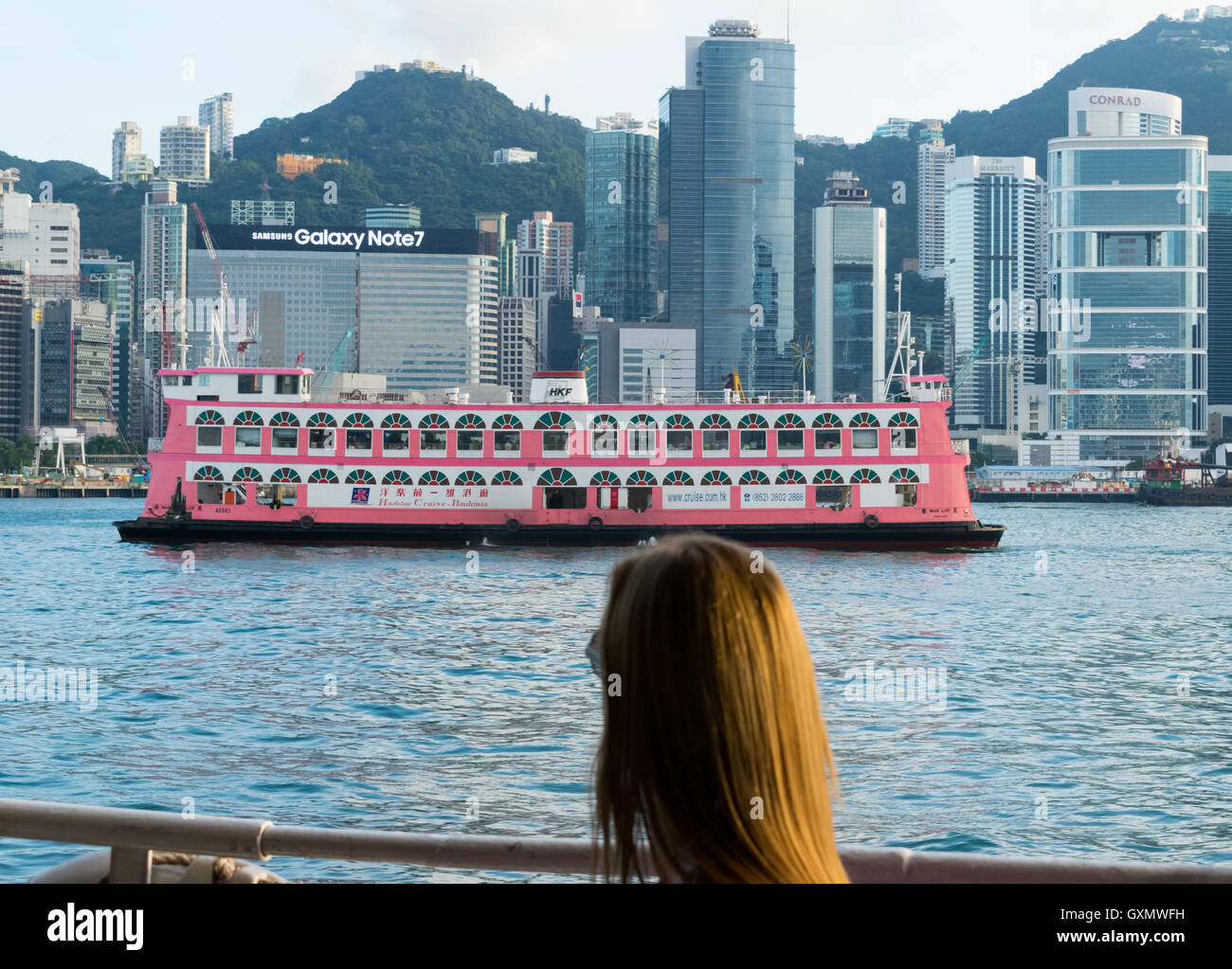 Frau anzustarren Bauhinia Hafenrundfahrt, Hong Kong Stockfoto