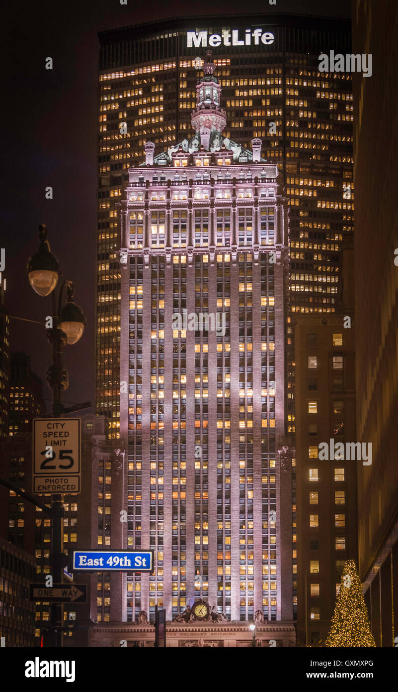Das Helmsley Gebäude bei Nacht, New York, Vereinigte Staaten von Amerika. Stockfoto