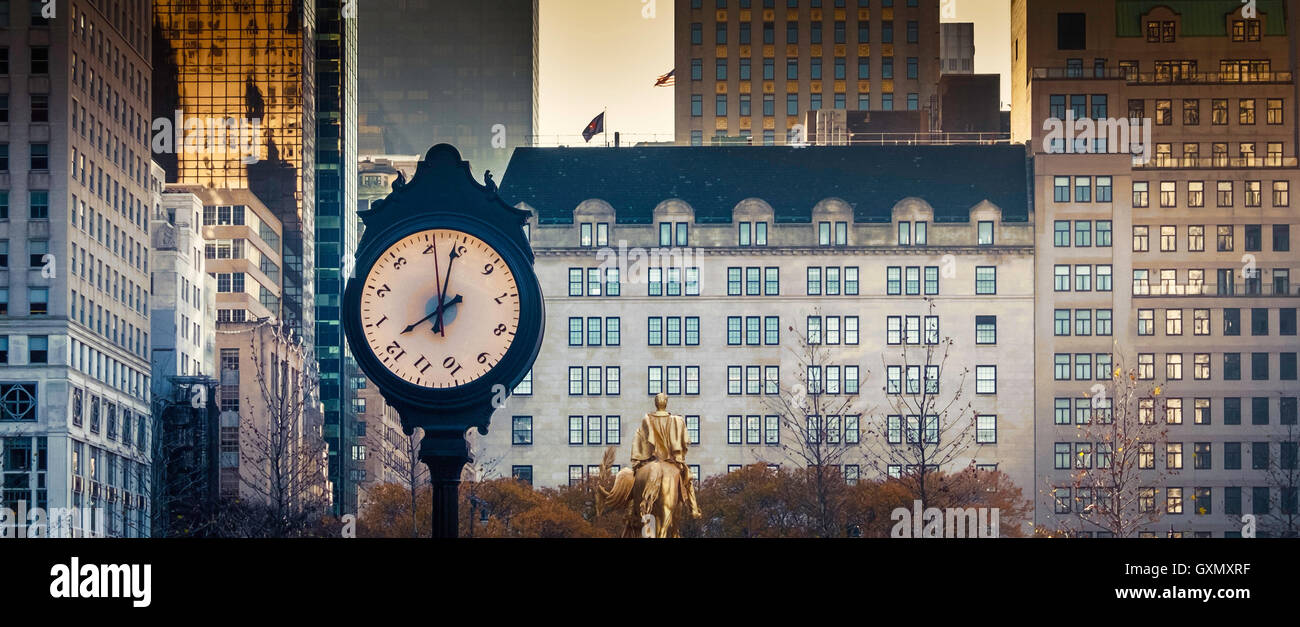 Eine Nahaufnahme der Panoramablick auf eine Uhr und Gebäude am Grand Army Plaza, New York, Vereinigte Staaten. Stockfoto