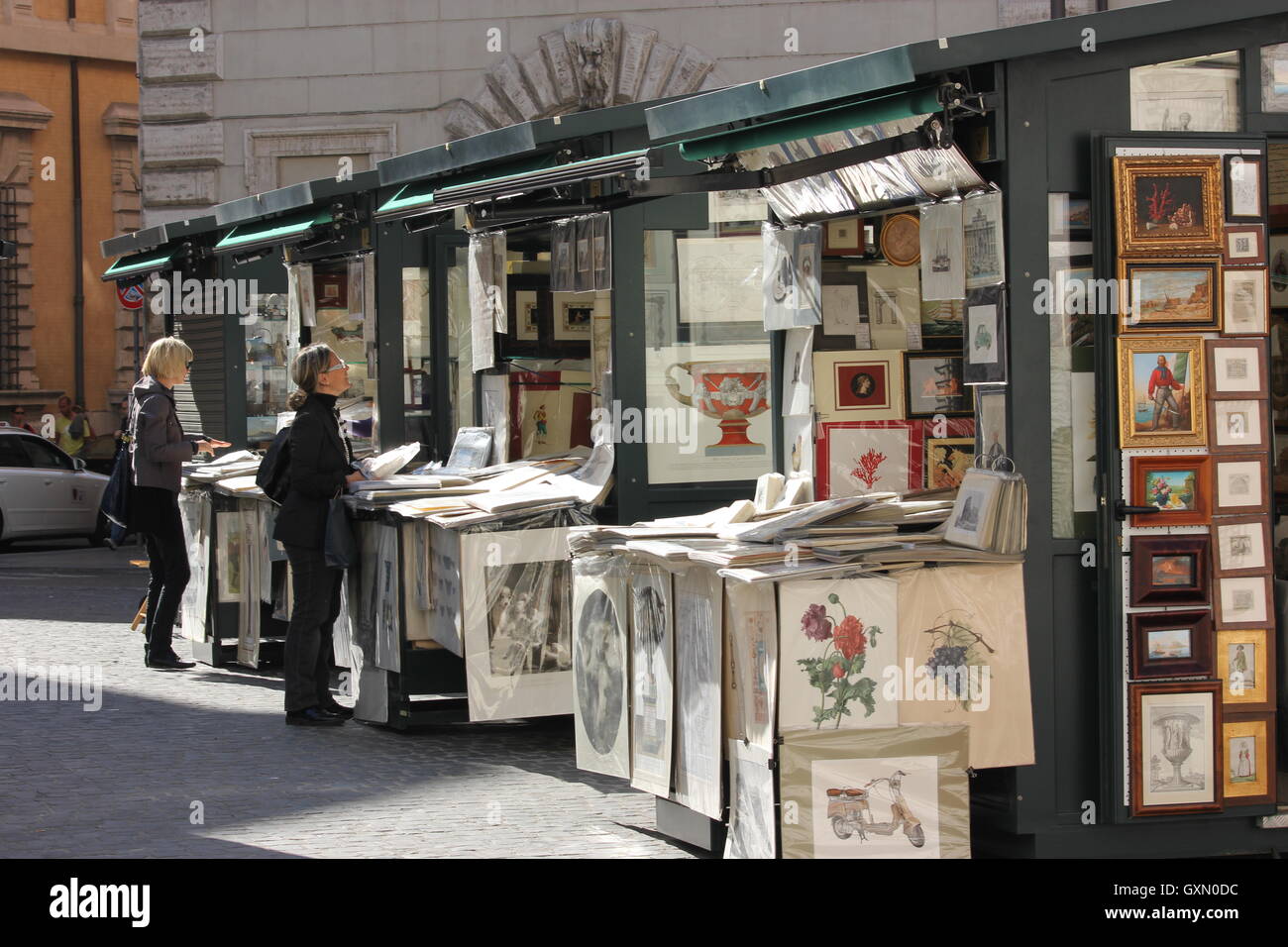 Antic Kunstdrucke stand in der Mitte von Rom, Rom, Italien Stockfoto