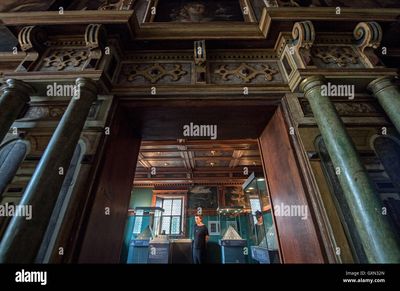 Eine Frau schaut auf Münzen aus China in den historischen Räumen des Kunstmuseum Moritzburg in Halle/Saale, Deutschland, 16. September 2016. Ab Sonntag (18. September 2016), ist Moritzburg präsentiert das Museum rund 300 Vertreter Artefakte aus der 3000-Jahr-Geschichte von chinesischen Münzen mit dem Titel "Chinas Geld." Sonderausstellung des chinesischen Geld vom Staat Münzkabinetts in Moritzburg-Museum ist in den vergangenen zwei Jahren durch drei außergewöhnliche Geschenke erweitert worden und hat Rose in Deutschland als das zweitgrößte seiner Art in der ersten Liga der Sino-Nimistmatic Sammlungen. "Chinas Stockfoto