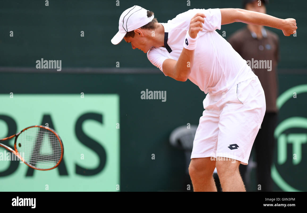 Berlin, Deutschland. 16. Sep, 2016. Kamil Majchrzak Polens schleudert seinen Schläger nach ein verlorener Satz gegen Jan-Lennard Struff Deutschlands während der Davis Cup World Group Männer Play-off Runde zwischen Deutschland und Polen im LTC Rot-Weiss-Stadion in Berlin, Deutschland, 16. September 2016. Foto: SOEREN STACHE/Dpa/Alamy Live News Stockfoto