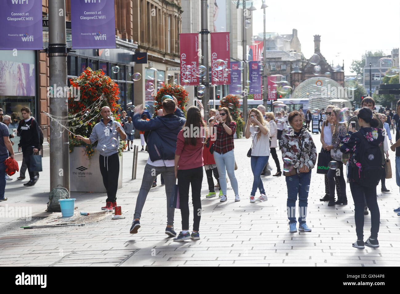 Glasgow, Scotland, UK 16. September 2016 sonniges Wetter für Glasgow als es genießt Altweibersommer wie die Blase Gebläse die Käufer auf Buchanan Stree Credit unterhält: Gerard Fähre/Alamy Live News Stockfoto