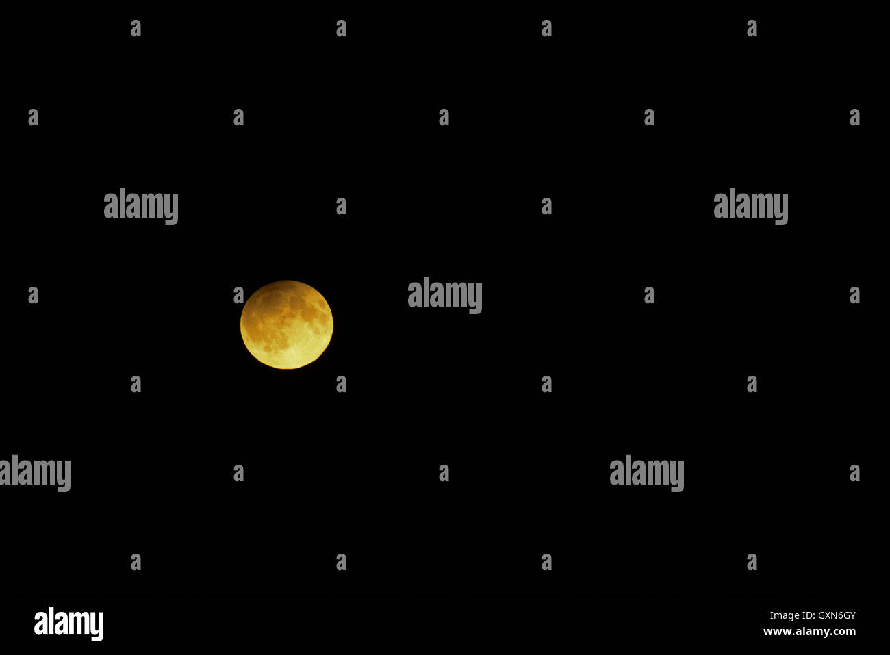Brecon, Wales, UK. 16. September 2016. Das Vereinigte Königreich erlebt ein Harvest Moon heute (Freitag, 16. September), ein Ereignis, das nicht erst 2024 wieder geschehen wird, und aus Europa, Afrika, Australien und Asien für etwa vier Stunden sichtbar war. Ein Harvest Moon macht die Herbst-Tagundnachtgleiche und tritt auf, wenn der Vollmond scheint zu steigen, wenn die Sonne untergeht. Hier ist der Mond sichtbar oberhalb der Brecon Becons, Wales Credit: Robert Melen/Alamy Live News Stockfoto