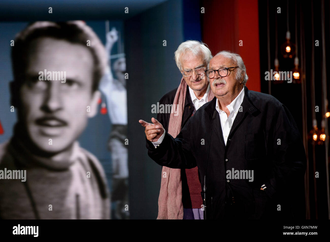 San Sebastian, Spanien. 16. Sep, 2016. Direktoren Bertrand Tavernier und Jacques Becker an der Öffnung Zeremonie während des 64. San Sebastian Film Festival in San Sebastian, Spanien, auf Freitag, 16. September 2016. Bildnachweis: Gtres Información Más lokalen auf line,S.L./Alamy Live News Stockfoto