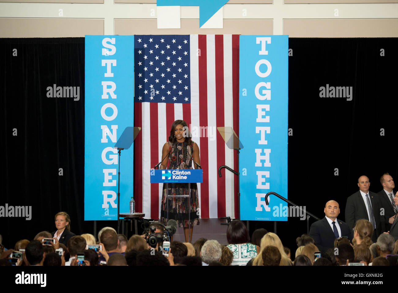 Fairfax, VA Sep16, 2016, USA: First Lady Michelle Obama erscheint bei einer Kundgebung auf dem Campus der George Mason University in Fairfax, VA.  Patsy Lynch/Alamy Live-Nachrichten Stockfoto
