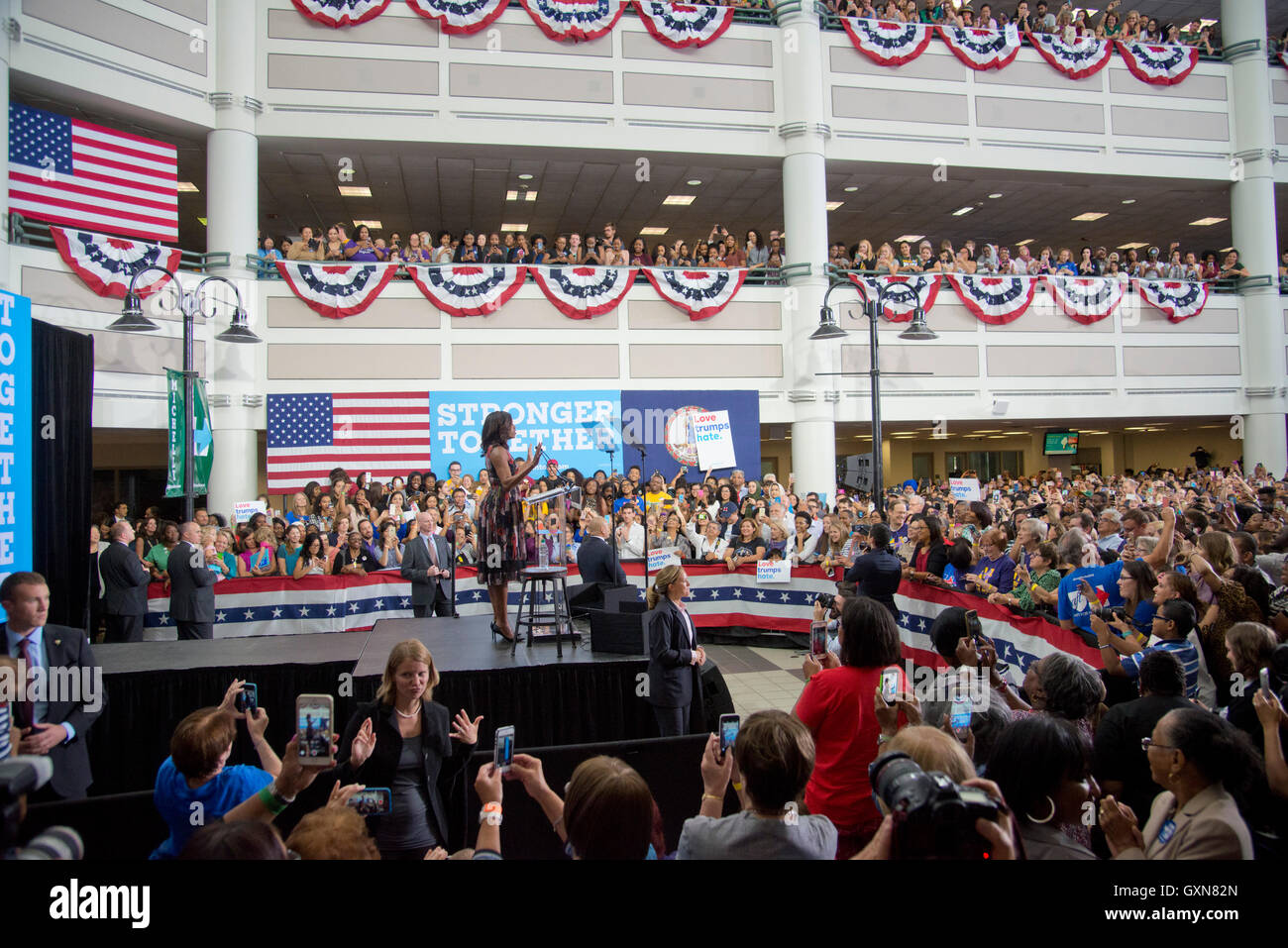 Fairfax, VA 16. September 2016, USA: First Lady Michelle Obama erscheint bei einer Kundgebung auf dem Campus der George Mason University in Fairfax, VA.  Patsy Lynch/MediaPunch Stockfoto