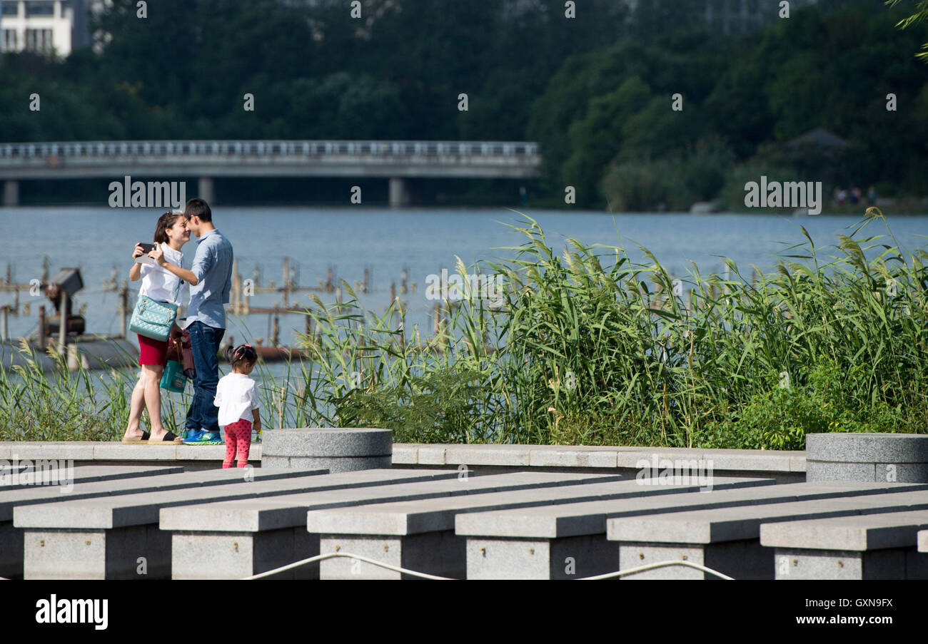 Hefei, China Anhui Provinz. 17. September 2016. Die Leute nehmen Selfie in einem Park in Hefei, Hauptstadt der ostchinesischen Provinz Anhui, 17. September 2016. Menschen genießen Sie die Freizeit während der landesweiten Mid-Autumn Festival-Urlaub. © Guo Chen/Xinhua/Alamy Live-Nachrichten Stockfoto