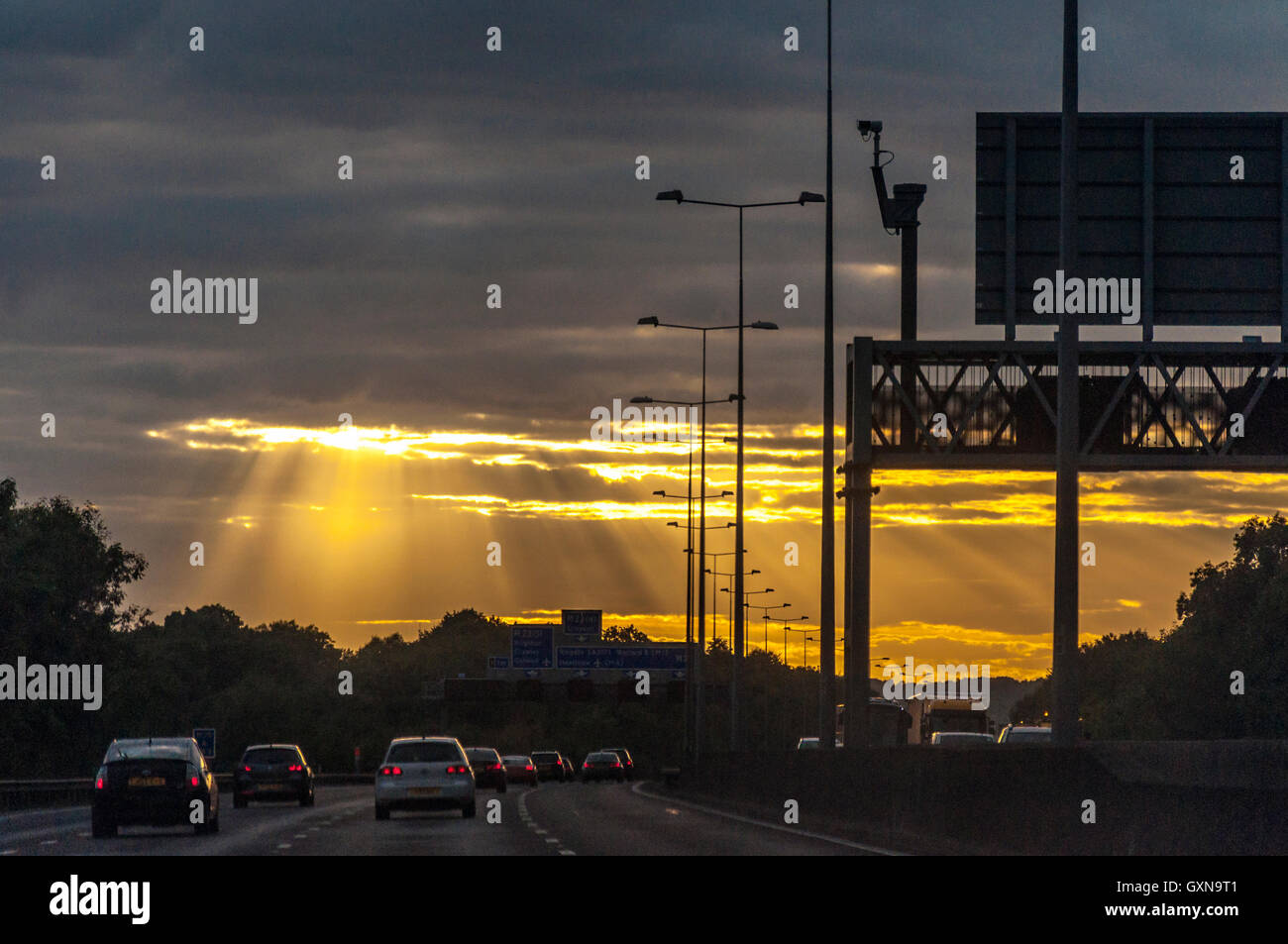 In der Nähe von Maidstone, Kent, England, UK-Wetter. 16. September 2016. Der Tag geht zu Ende, als Pendler nach Hause auf der Autobahn M20 fahren. Bildnachweis: Richard Wayman/Alamy Live-Nachrichten Stockfoto
