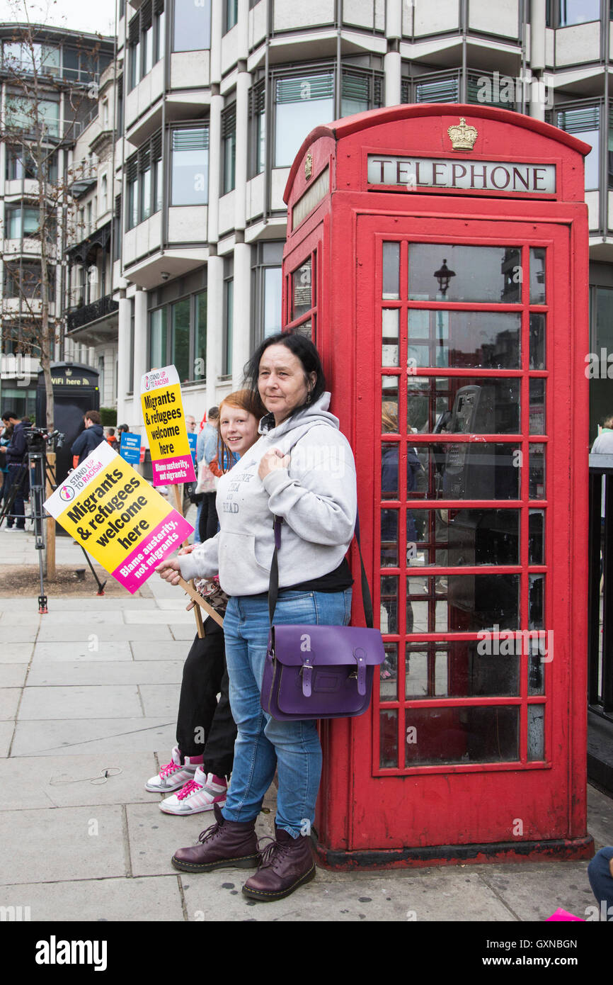 London, UK. 17. September 2016. Tausende von Menschen gehen auf die Straße in eine Flüchtlinge willkommen März im Zentrum von London vor einem Treffen der Führer der Welt diskutieren die Flüchtlingskrise in New York. Bildnachweis: Bettina Strenske/Alamy Live-Nachrichten Stockfoto