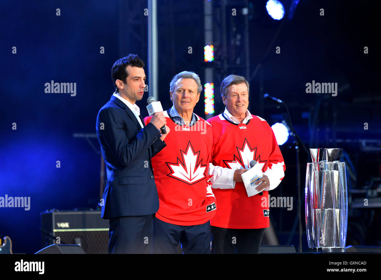 Toronto, Kanada - 16. September 2016: Jay Baruchel, kanadischen Eishockey-Legende Paul Henderson und Toronto Bürgermeister John Tory neuen WM-Pokal auf den World Cup of Hockey Premierenparty präsentieren. Bildnachweis: Paul McKinnon/Alamy Live-Nachrichten Stockfoto