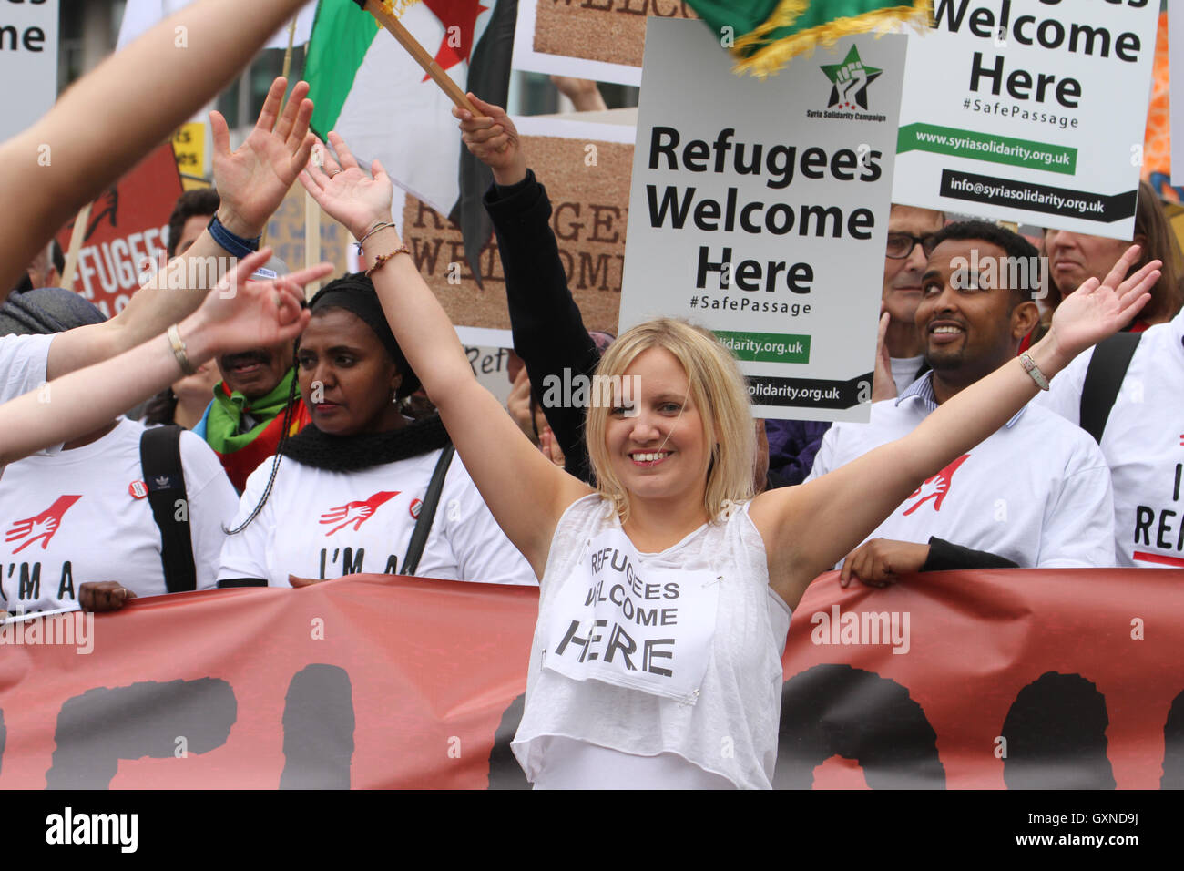 LONDON, UK - 17.September: Unterhalten gesehen vor dem Marsch von Tausenden von Menschen Marsch durch London zur Solidarität mit Flüchtlingen am 1. 7. September 2016. Der Marsch vom Hyde Park, Parliament Square folgt Berichte über die vielen Menschen verloren ihr Leben, darunter einen kleiner Junge Aylan Kurdi aus ihren Krieg zerrissenen Ländern für die Sicherheit in Europa zu fliehen versucht. Letztes Jahr stimmte die Regierung, 20.000 syrische Flüchtlinge neu anzusiedeln. Bildnachweis: David Mbiyu/Alamy Live-Nachrichten Stockfoto