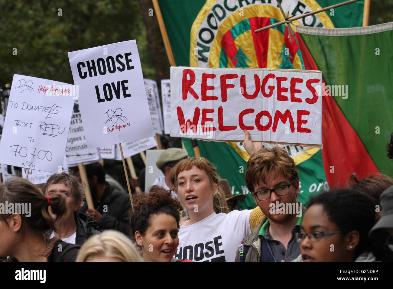 LONDON, UK - 17.September: Tausende von Menschen Marsch durch London zur Solidarität mit Flüchtlingen am 1. 7. September 2016. Der Marsch vom Hyde Park, Parliament Square folgt Berichte über die vielen Menschen verloren ihr Leben, darunter einen kleiner Junge Aylan Kurdi aus ihren Krieg zerrissenen Ländern für die Sicherheit in Europa zu fliehen versucht. Letztes Jahr stimmte die Regierung, 20.000 syrische Flüchtlinge neu anzusiedeln. Bildnachweis: David Mbiyu/Alamy Live-Nachrichten Stockfoto