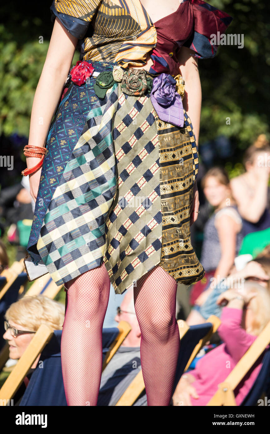 Kirkleatham, Redcar, England, UK. 17. September 2016. Wetter: Nachmittagssonne auf Sparsamkeit Festival. Gewinner der 2015 Beobachter Arts & Kultur award, The Festival of Thrift zeigt Ihnen, wie Wiederverwendung, recycling und Radfahren Spaß machen kann, sparen Sie Geld und der Umwelt zugute kommen. Das diesjährige Festival bietet führenden und aufstrebende Künstlern aus über den Globus, Demonstrationen, Stände, Debatten, Workshops. Das kostenlose Festival, Mitbegründer von bekannten Designern, Wayne & Geradine Hemingway ist mehr als 40.000 Besucher erwartet. Bild: Kleid aus alten Bindungen bei Oxglam Modenschau gemacht. Alle designs Stockfoto
