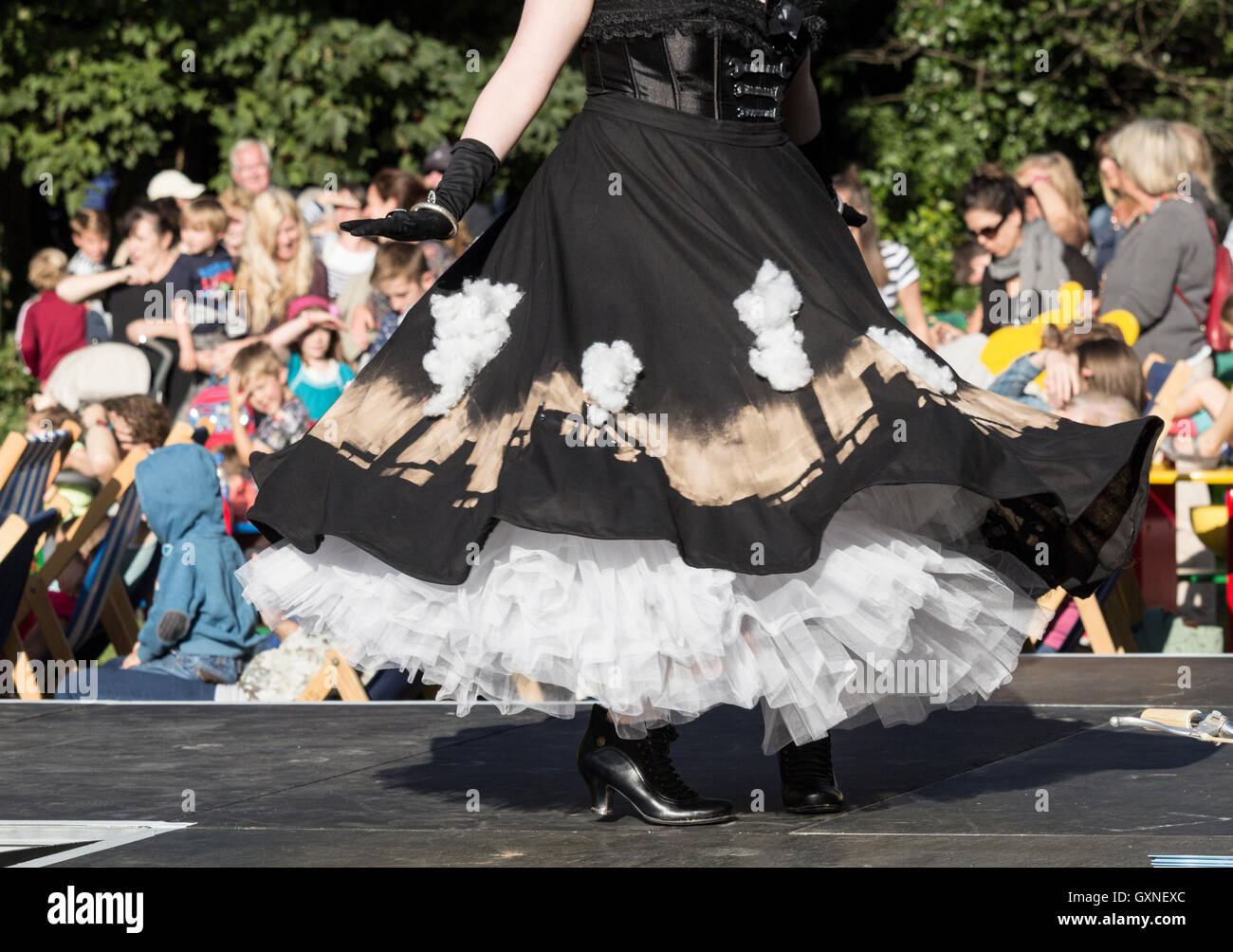 Kirkleatham, Redcar, England, UK. 17. September 2016. Wetter: Nachmittagssonne auf Sparsamkeit Festival. Gewinner der 2015 Beobachter Arts & Kultur award, The Festival of Thrift zeigt Ihnen, wie Wiederverwendung, recycling und Radfahren Spaß machen kann, sparen Sie Geld und der Umwelt zugute kommen. Das diesjährige Festival bietet führenden und aufstrebende Künstlern aus über den Globus, Demonstrationen, Stände, Debatten, Workshops. Das kostenlose Festival, Mitbegründer von bekannten Designern, Wayne & Geradine Hemingway ist mehr als 40.000 Besucher erwartet. Bild: Lokale Stahlindustrie inspiriert Kleid bei Oxglam Mode s Stockfoto