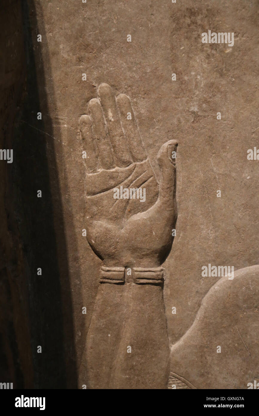 Relief mit umständlich Genie. 9. Jahrhundert BC. Neo-assyrischen. Herrschaft von Ashurnasirpal. Nimrud (alte Kalhu). Nordmesopotamien. Stockfoto