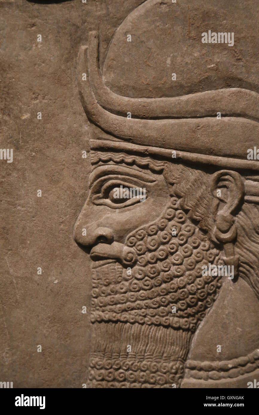 Relief mit umständlich Genie. 9. Jahrhundert BC. Neo-assyrischen. Herrschaft von Ashurnasirpal. Nimrud (alte Kalhu). Nordmesopotamien. Stockfoto