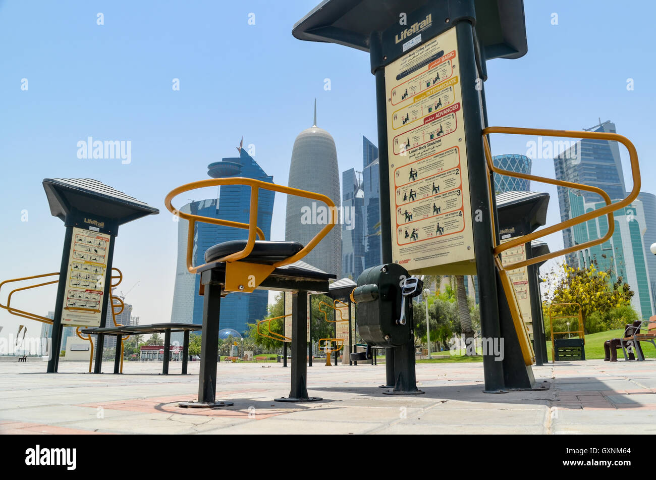 Öffentlichen Fitnessgeräten mitten im Bankenviertel von West Bay, Doha, Katar Stockfoto